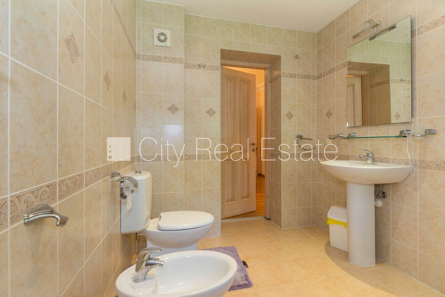 Sludinājumi. Privātmāja, labiekārtots apzaļumots pagalms, garāža vienai automašīnai, divas terases, guļamistabu Cena: 3500 EUR/mēn Foto #19