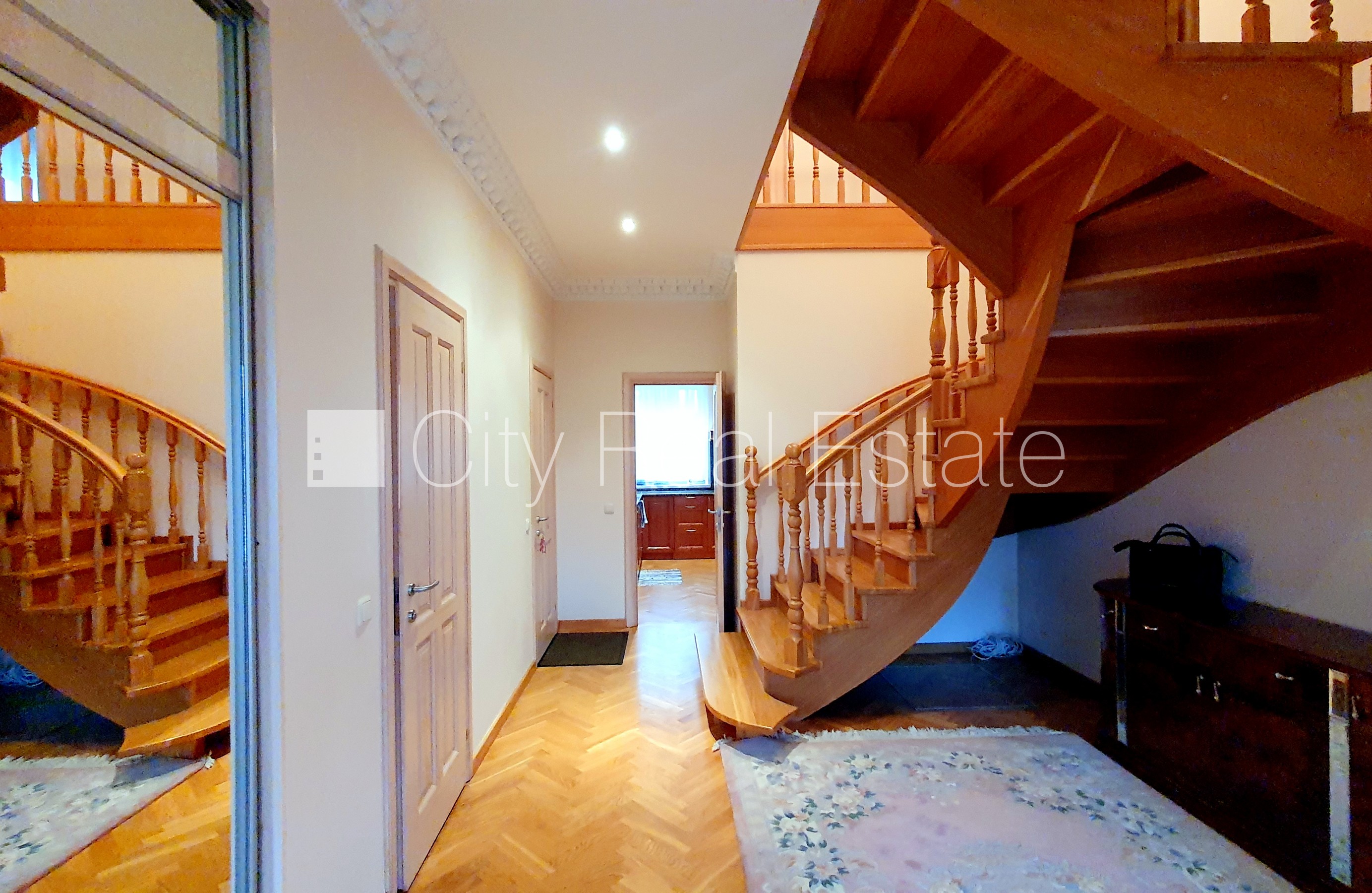 Sludinājumi. Privātmāja, labiekārtots apzaļumots pagalms, garāža vienai automašīnai, divas terases, guļamistabu Cena: 3500 EUR/mēn Foto #16