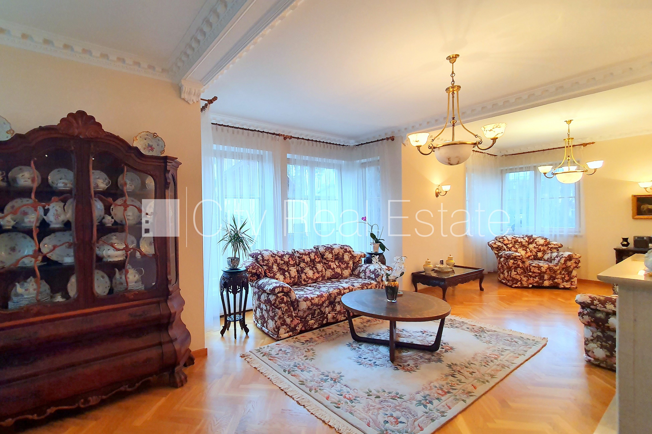 Sludinājumi. Privātmāja, labiekārtots apzaļumots pagalms, garāža vienai automašīnai, divas terases, guļamistabu Cena: 3500 EUR/mēn Foto #3