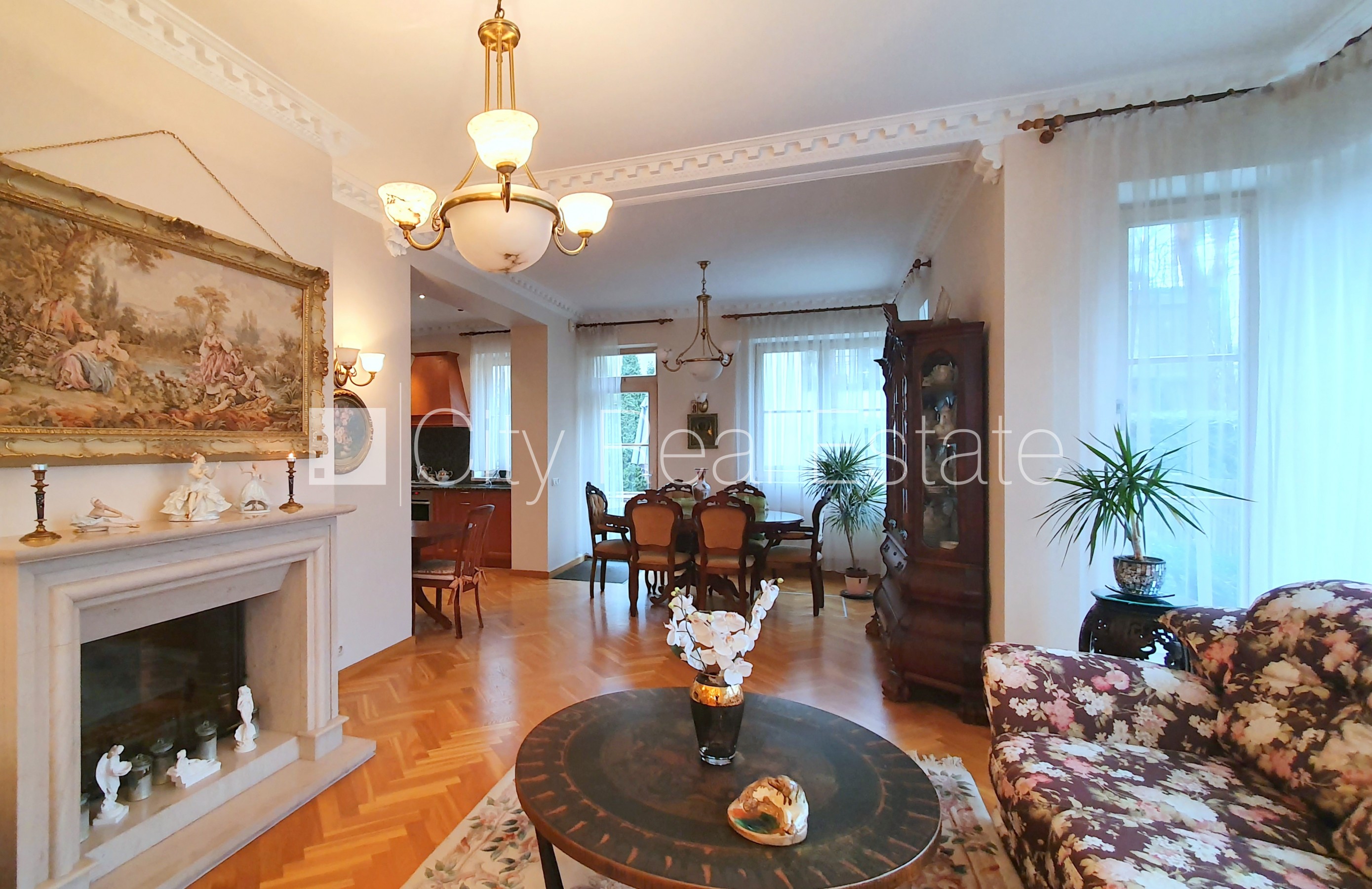 Sludinājumi. Privātmāja, labiekārtots apzaļumots pagalms, garāža vienai automašīnai, divas terases, guļamistabu Cena: 3500 EUR/mēn Foto #2