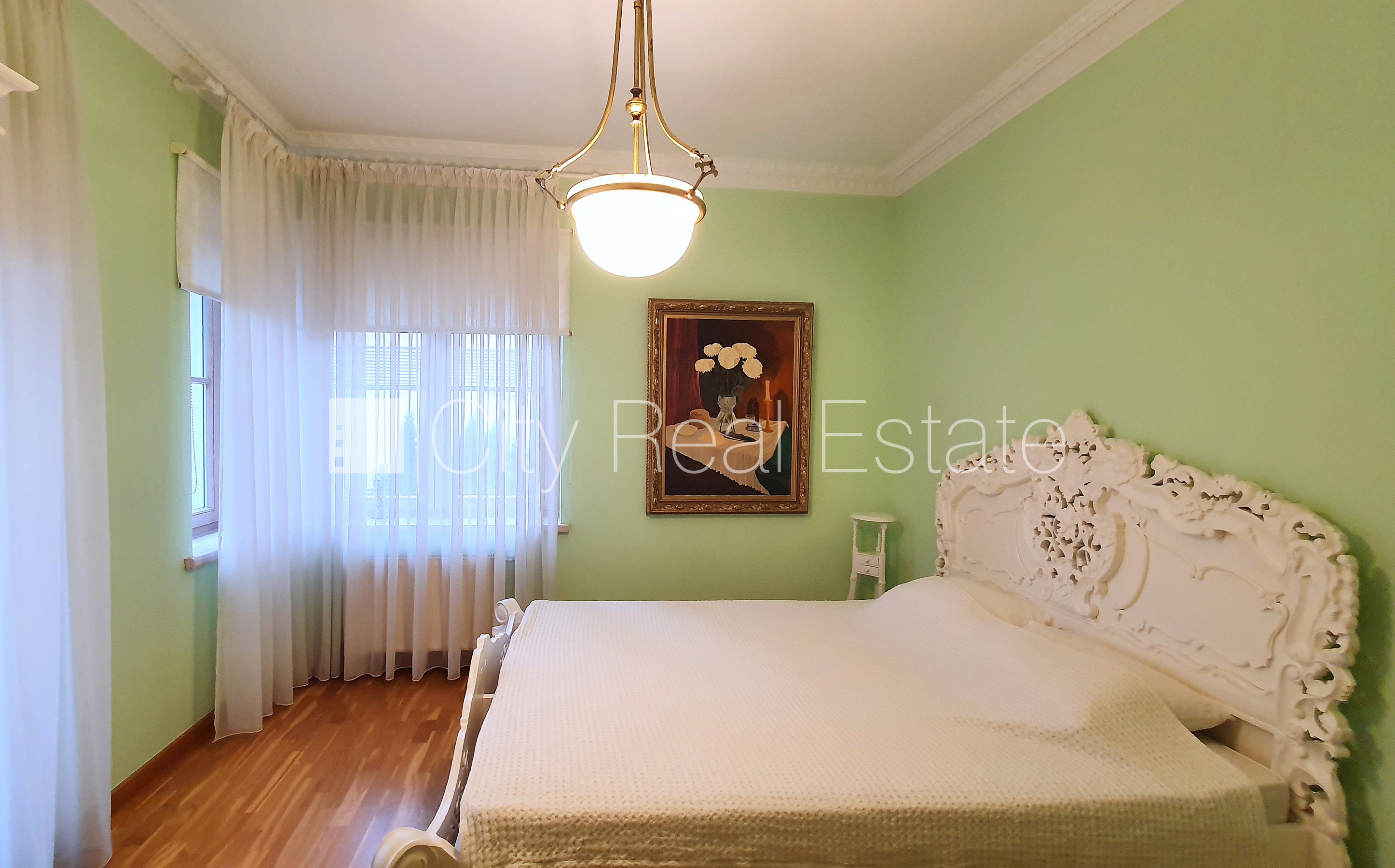 Sludinājumi. Privātmāja, labiekārtots apzaļumots pagalms, garāža vienai automašīnai, divas terases, guļamistabu Cena: 3500 EUR/mēn Foto #8