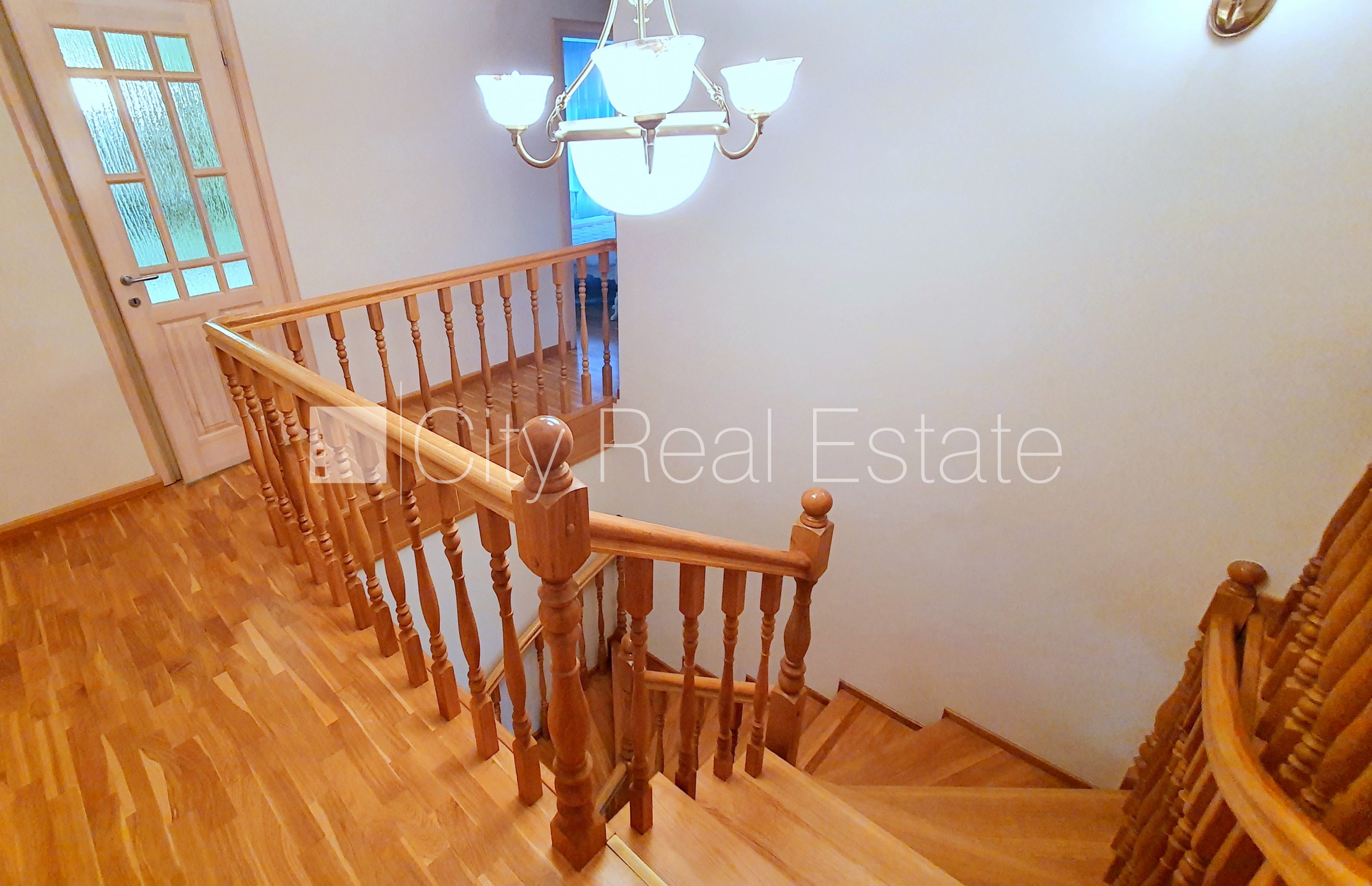 Sludinājumi. Privātmāja, labiekārtots apzaļumots pagalms, garāža vienai automašīnai, divas terases, guļamistabu Cena: 3500 EUR/mēn Foto #15