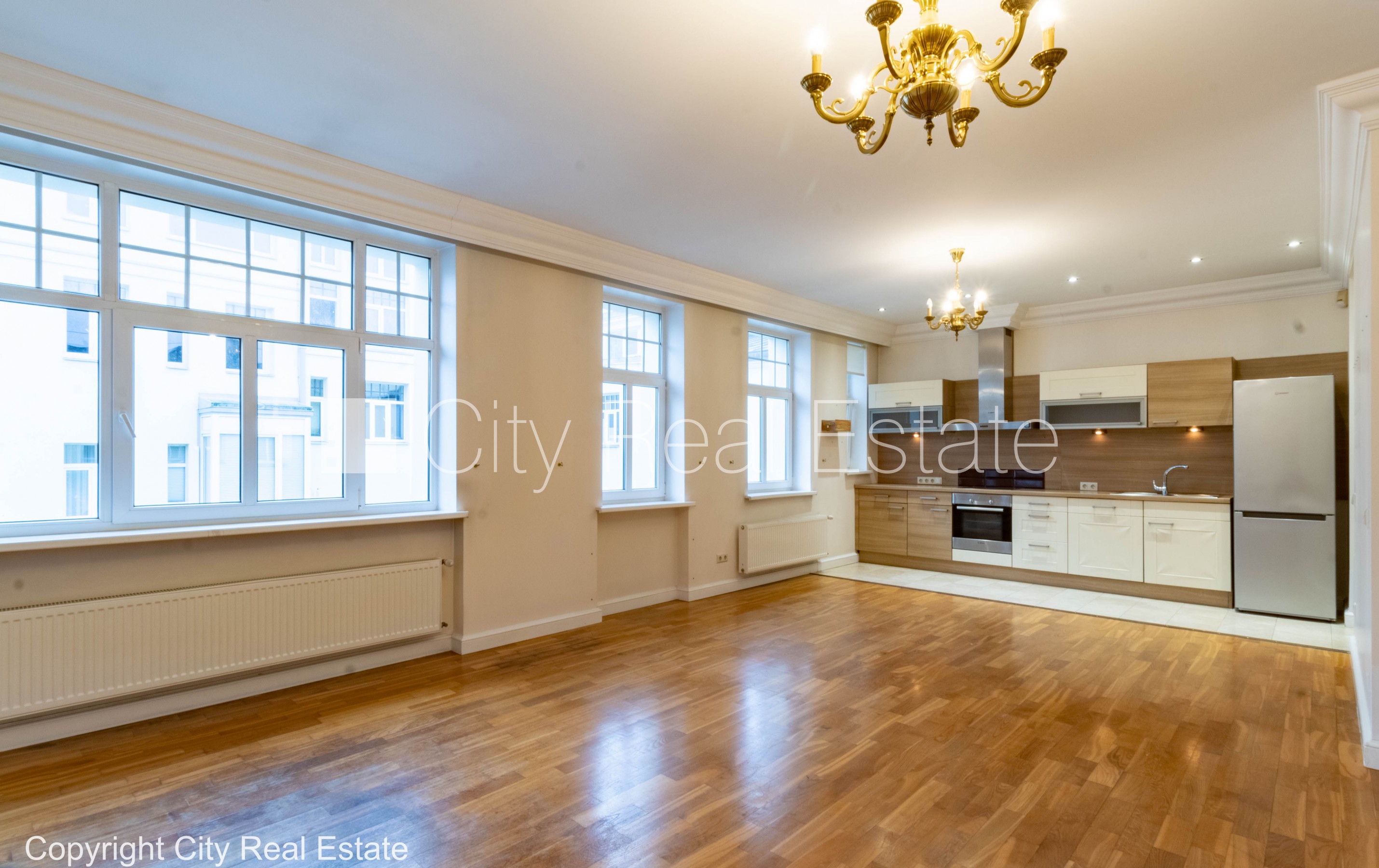 Sludinājumi. Fasādes māja, renovēta māja, vieta automašīnai, apsargāta autostāvvieta, apsargāts pagalms, ieeja Cena: 2000 EUR/mēn Foto #2