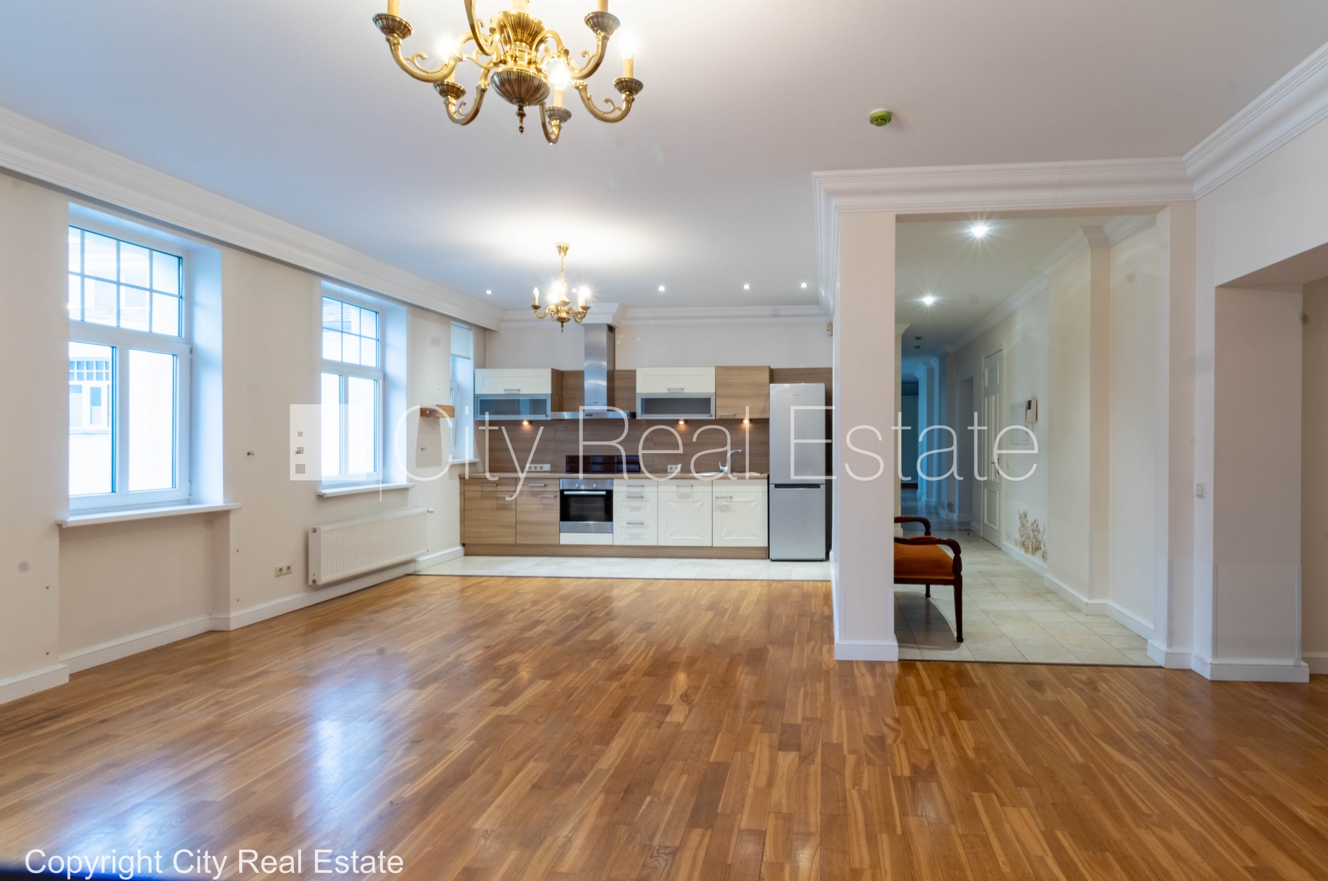 Sludinājumi. Fasādes māja, renovēta māja, vieta automašīnai, apsargāta autostāvvieta, apsargāts pagalms, ieeja Cena: 2000 EUR/mēn Foto #1