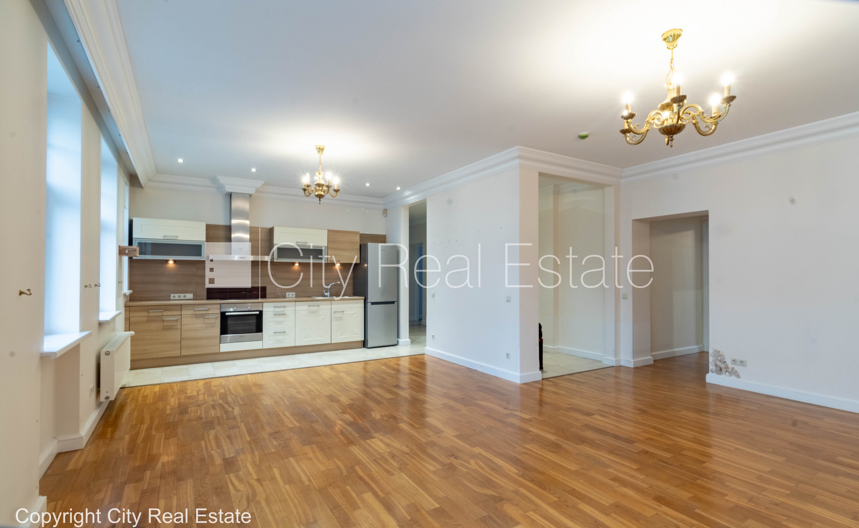 Sludinājumi. Fasādes māja, renovēta māja, vieta automašīnai, apsargāta autostāvvieta, apsargāts pagalms, ieeja Cena: 2000 EUR/mēn Foto #5