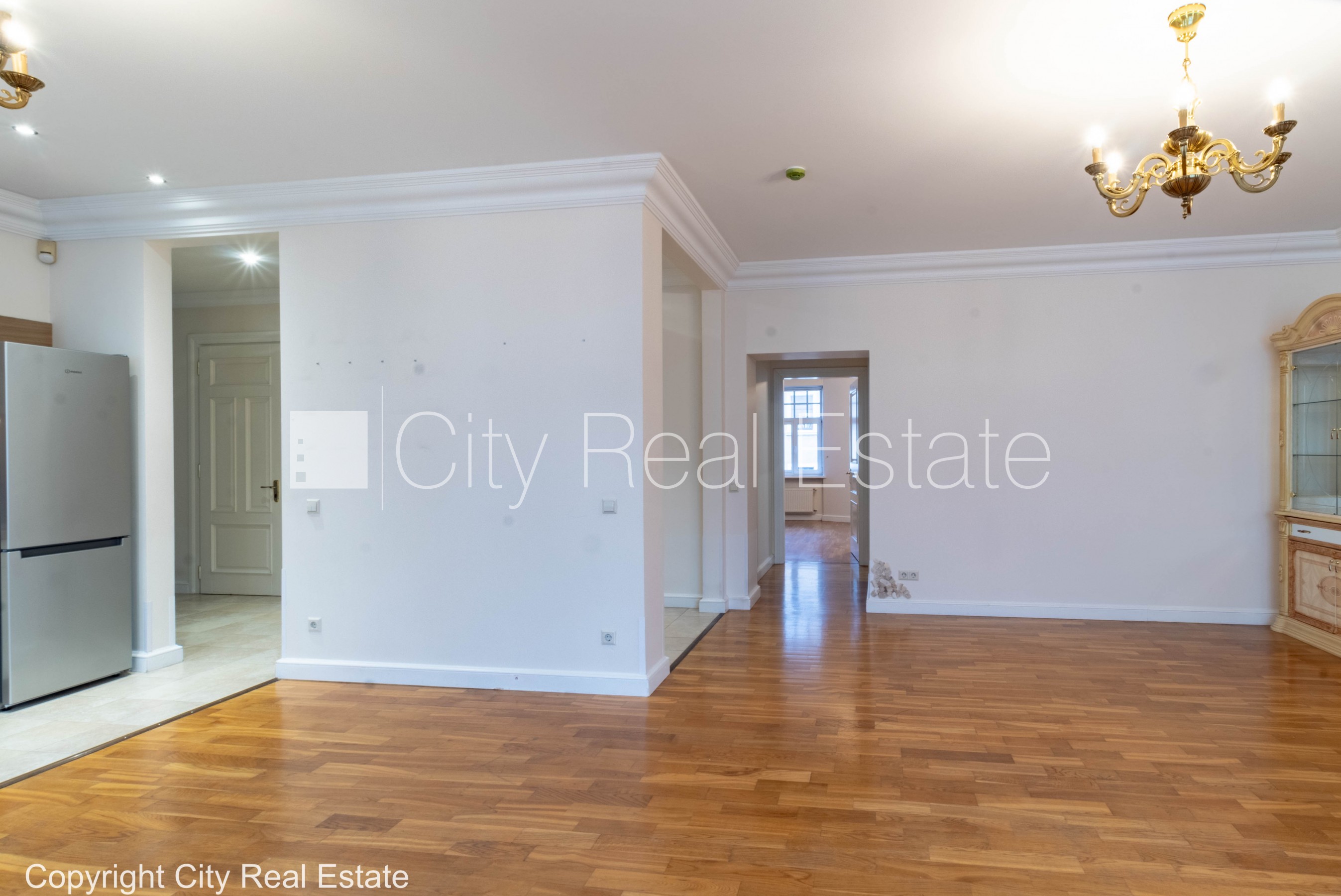 Sludinājumi. Fasādes māja, renovēta māja, vieta automašīnai, apsargāta autostāvvieta, apsargāts pagalms, ieeja Cena: 2000 EUR/mēn Foto #7