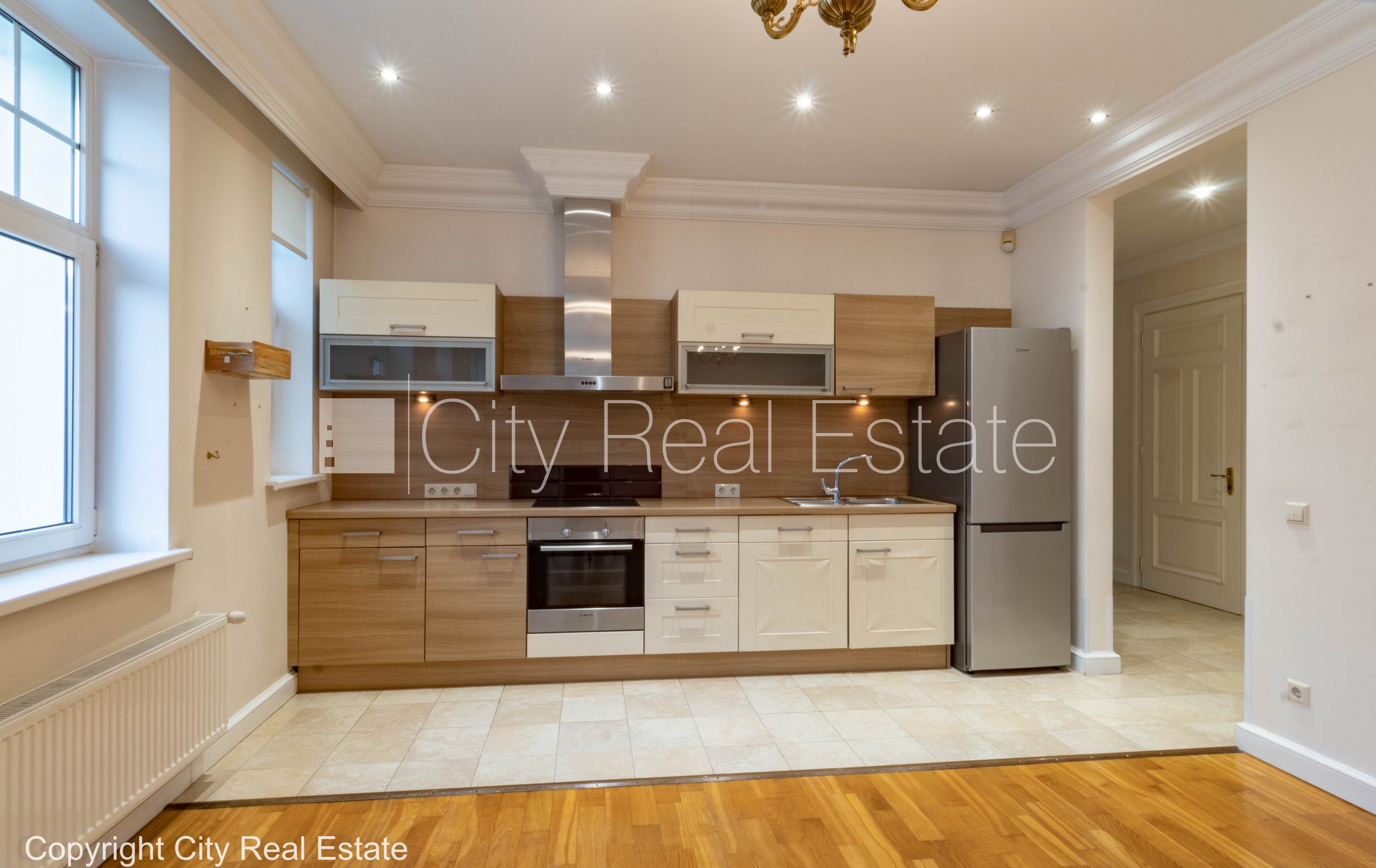 Sludinājumi. Fasādes māja, renovēta māja, vieta automašīnai, apsargāta autostāvvieta, apsargāts pagalms, ieeja Cena: 2000 EUR/mēn Foto #3