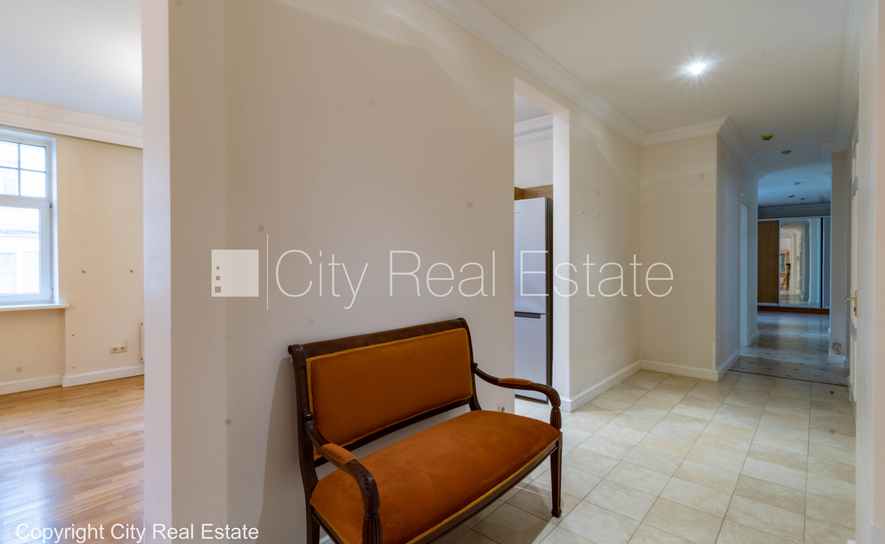 Sludinājumi. Fasādes māja, renovēta māja, vieta automašīnai, apsargāta autostāvvieta, apsargāts pagalms, ieeja Cena: 2000 EUR/mēn Foto #18