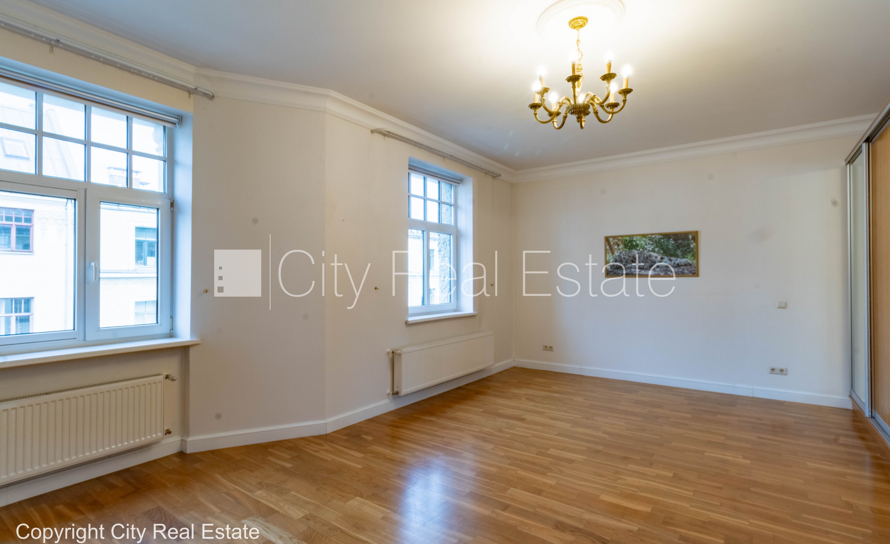 Sludinājumi. Fasādes māja, renovēta māja, vieta automašīnai, apsargāta autostāvvieta, apsargāts pagalms, ieeja Cena: 2000 EUR/mēn Foto #8