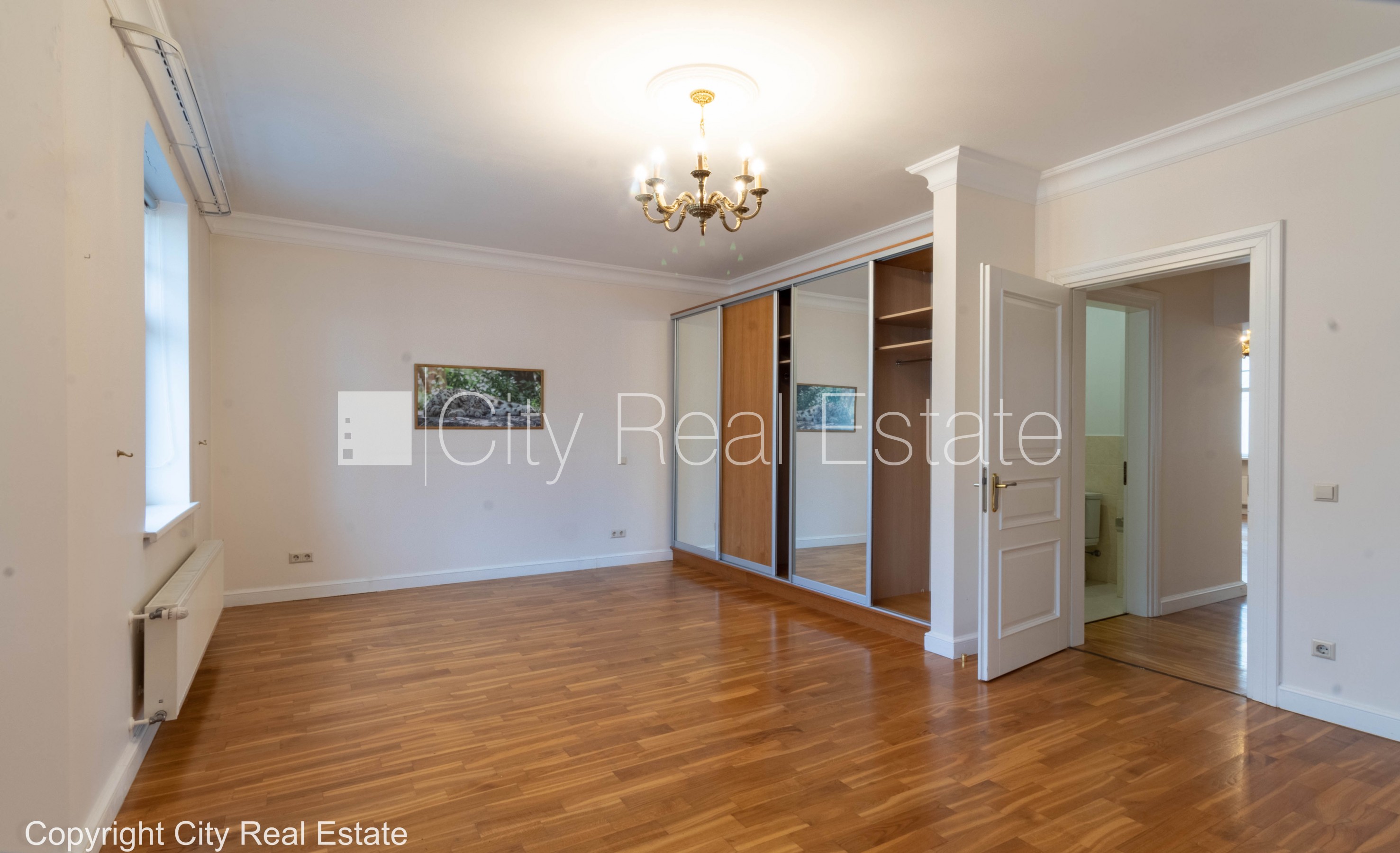 Sludinājumi. Fasādes māja, renovēta māja, vieta automašīnai, apsargāta autostāvvieta, apsargāts pagalms, ieeja Cena: 2000 EUR/mēn Foto #10