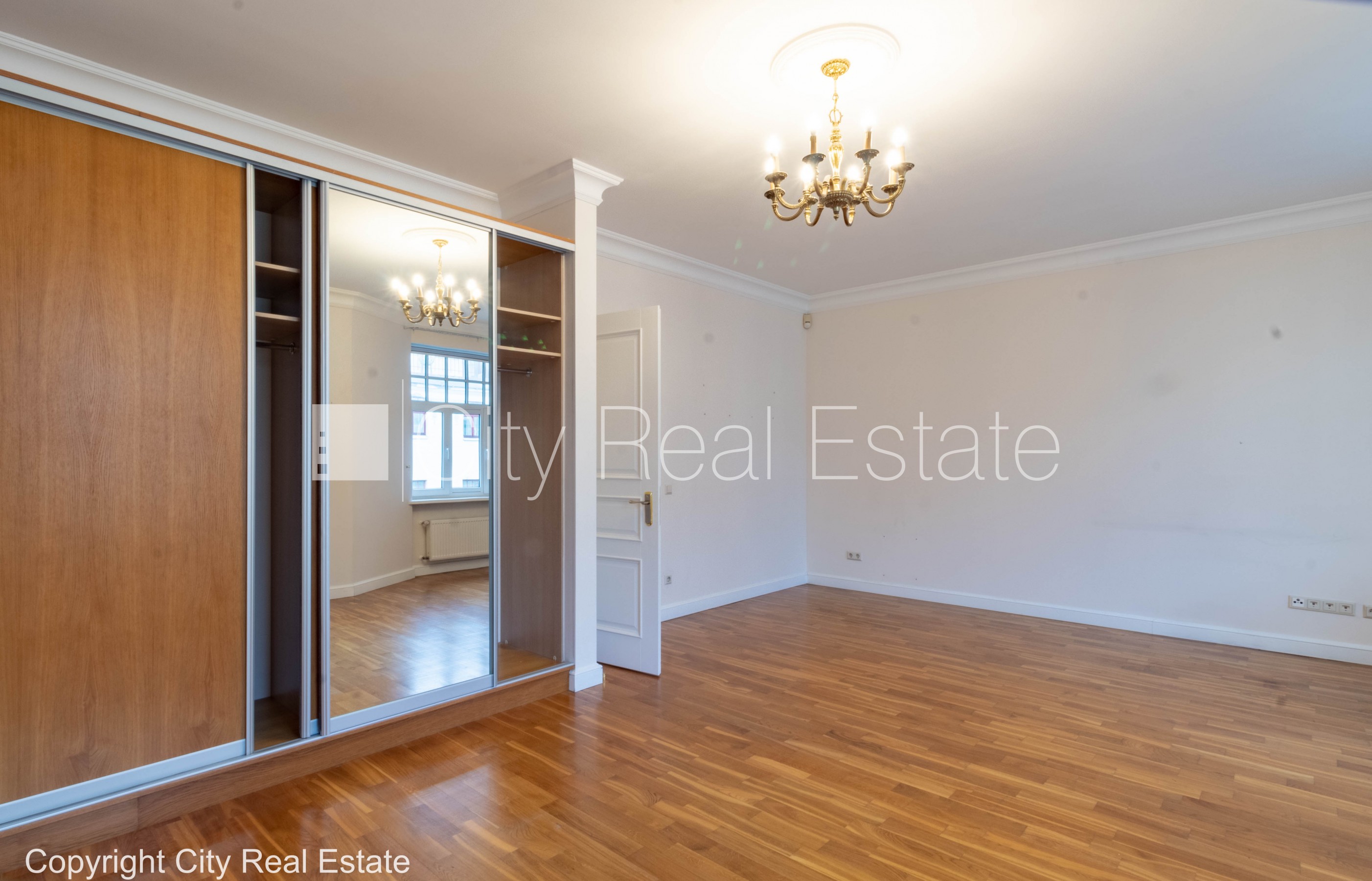 Sludinājumi. Fasādes māja, renovēta māja, vieta automašīnai, apsargāta autostāvvieta, apsargāts pagalms, ieeja Cena: 2000 EUR/mēn Foto #9