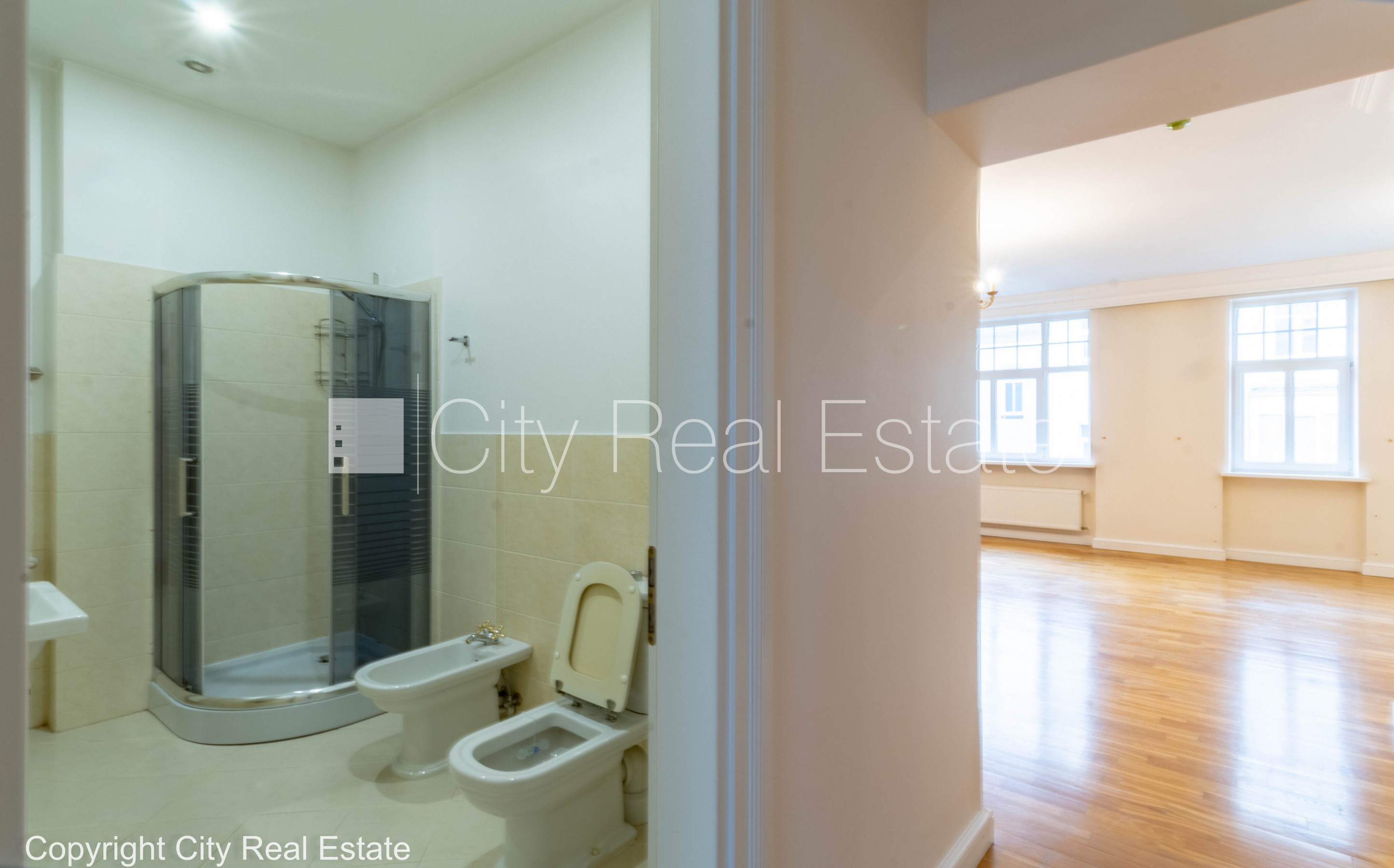 Sludinājumi. Fasādes māja, renovēta māja, vieta automašīnai, apsargāta autostāvvieta, apsargāts pagalms, ieeja Cena: 2000 EUR/mēn Foto #11