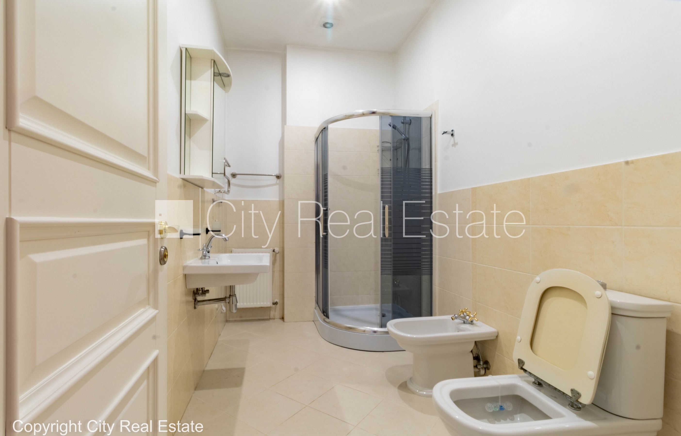 Sludinājumi. Fasādes māja, renovēta māja, vieta automašīnai, apsargāta autostāvvieta, apsargāts pagalms, ieeja Cena: 2000 EUR/mēn Foto #12