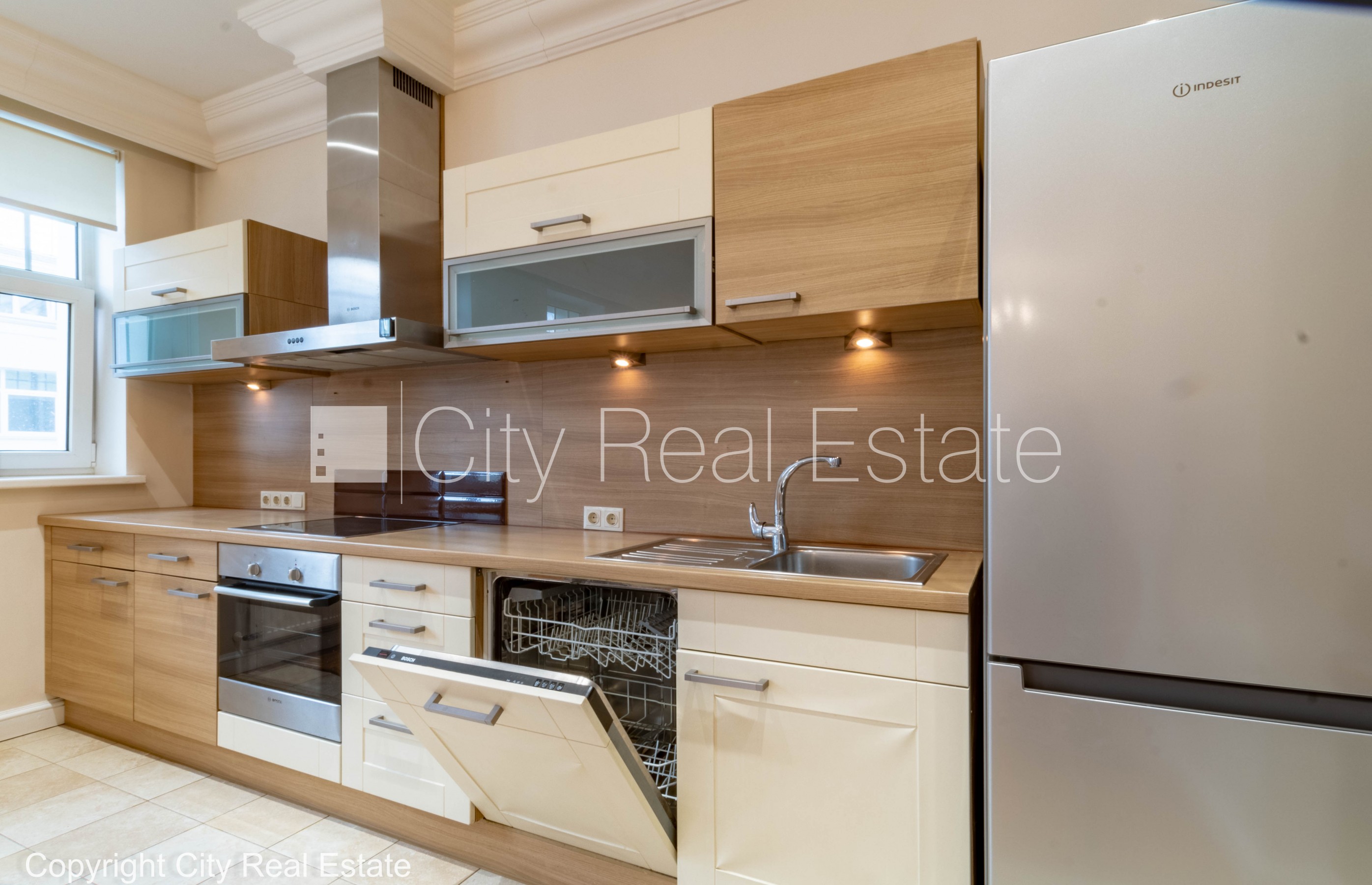 Sludinājumi. Fasādes māja, renovēta māja, vieta automašīnai, apsargāta autostāvvieta, apsargāts pagalms, ieeja Cena: 2000 EUR/mēn Foto #4