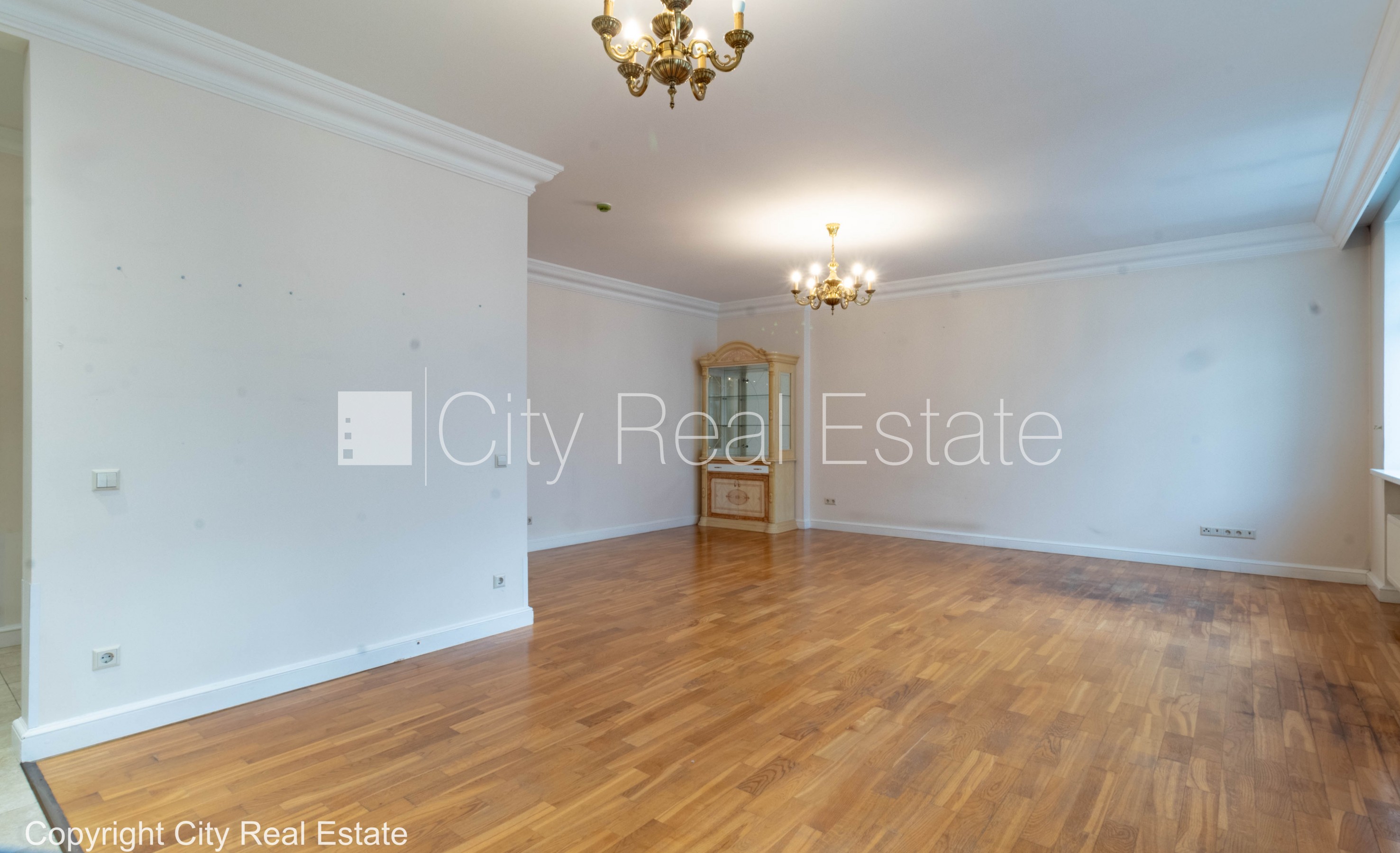 Sludinājumi. Fasādes māja, renovēta māja, vieta automašīnai, apsargāta autostāvvieta, apsargāts pagalms, ieeja Cena: 2000 EUR/mēn Foto #6