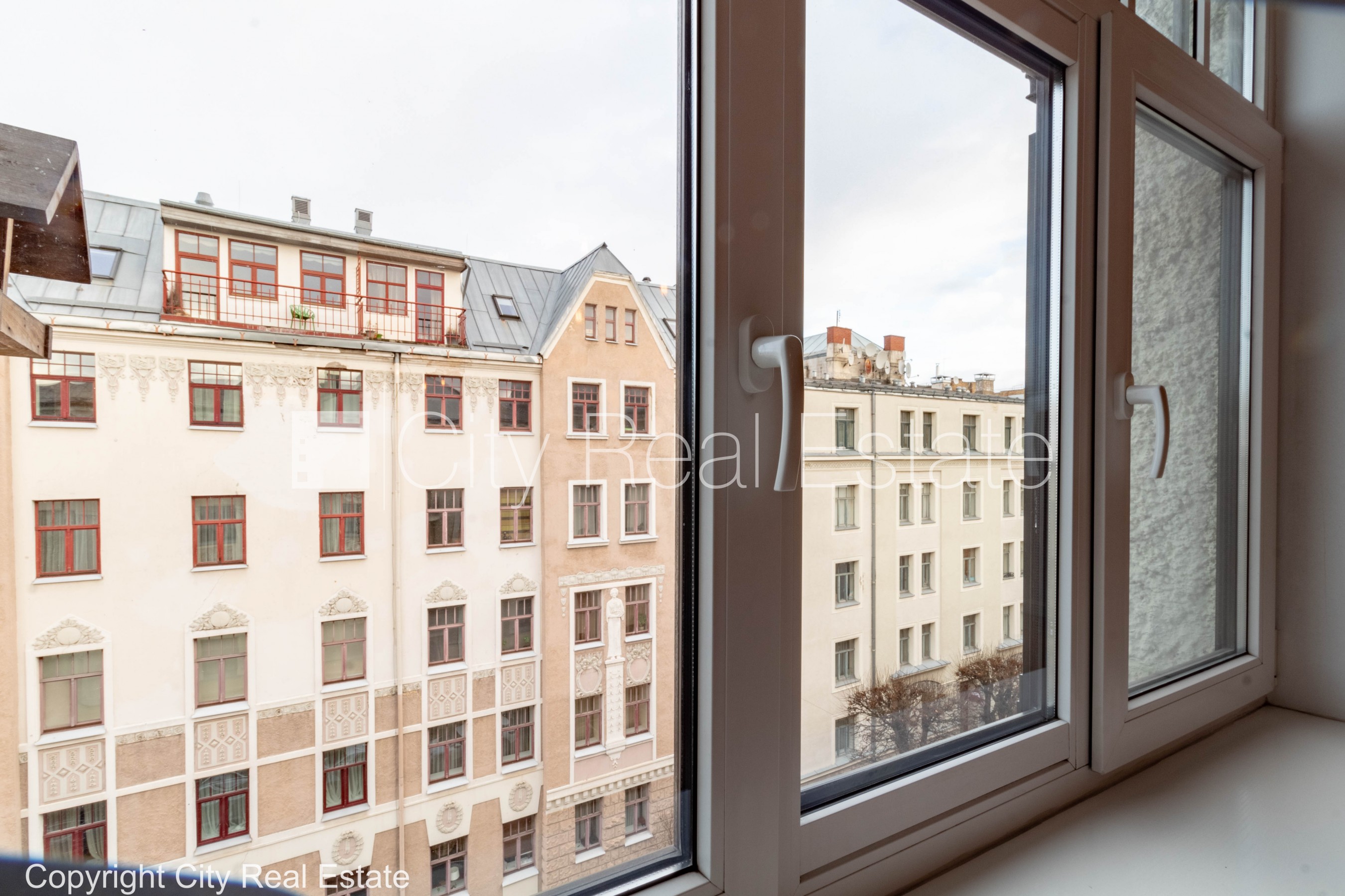 Sludinājumi. Fasādes māja, renovēta māja, vieta automašīnai, apsargāta autostāvvieta, apsargāts pagalms, ieeja Cena: 2000 EUR/mēn Foto #16