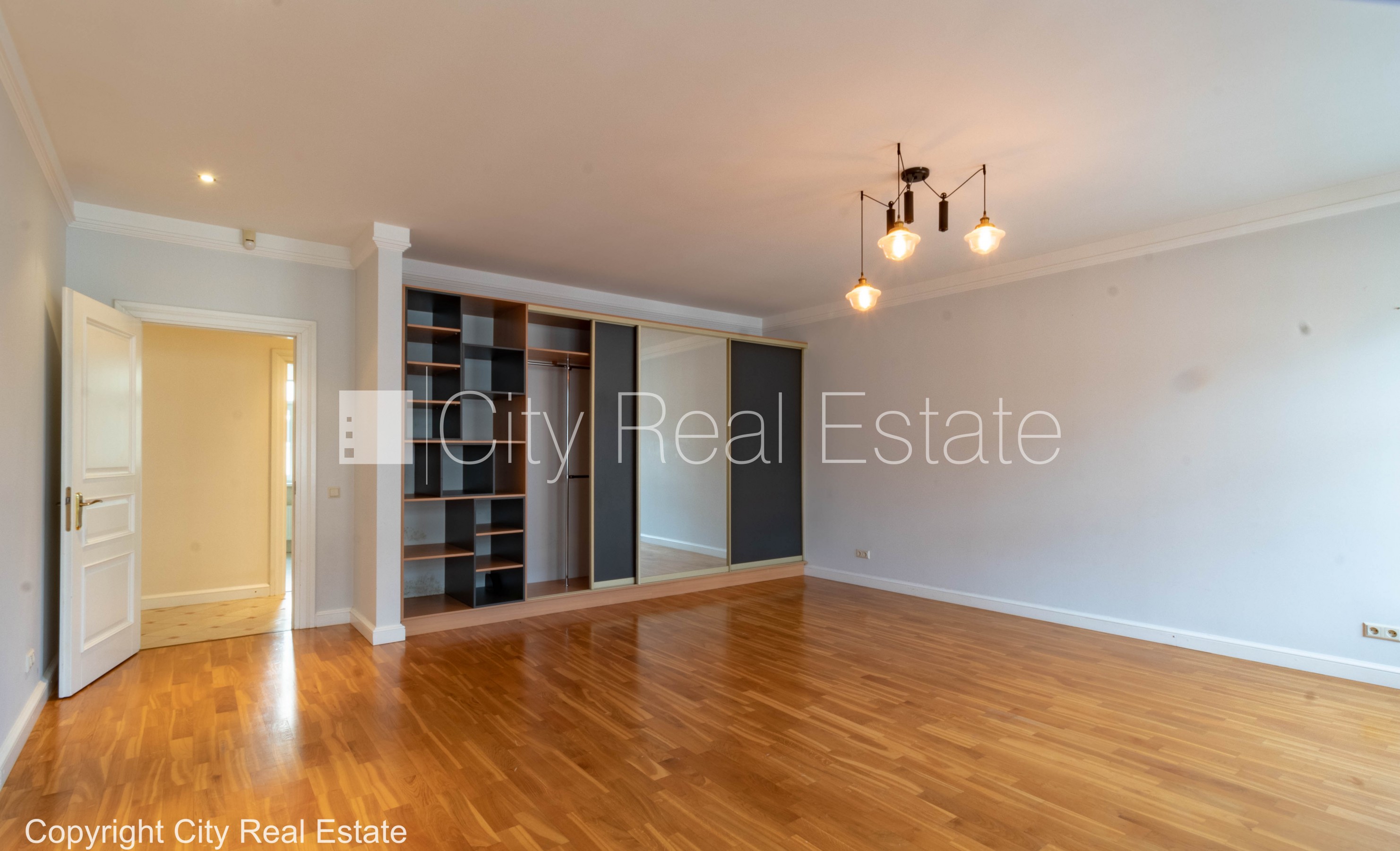 Sludinājumi. Fasādes māja, renovēta māja, vieta automašīnai, apsargāta autostāvvieta, apsargāts pagalms, ieeja Cena: 2000 EUR/mēn Foto #17