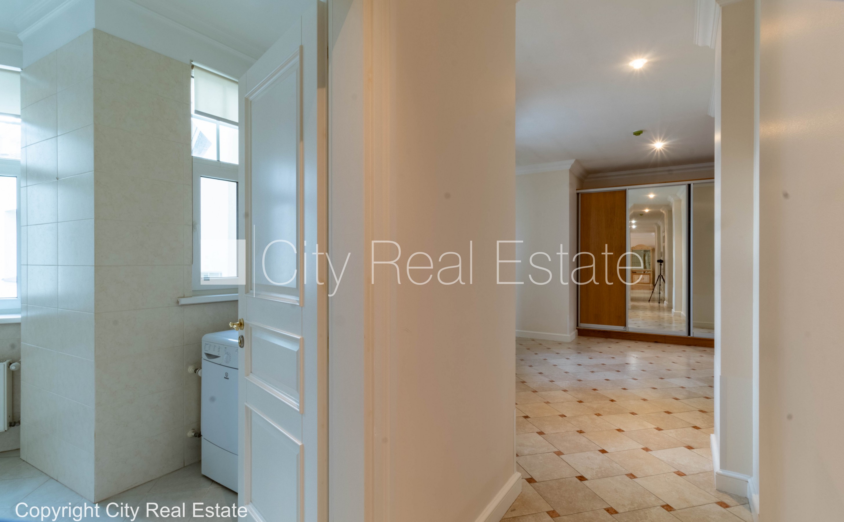 Sludinājumi. Fasādes māja, renovēta māja, vieta automašīnai, apsargāta autostāvvieta, apsargāts pagalms, ieeja Cena: 2000 EUR/mēn Foto #19