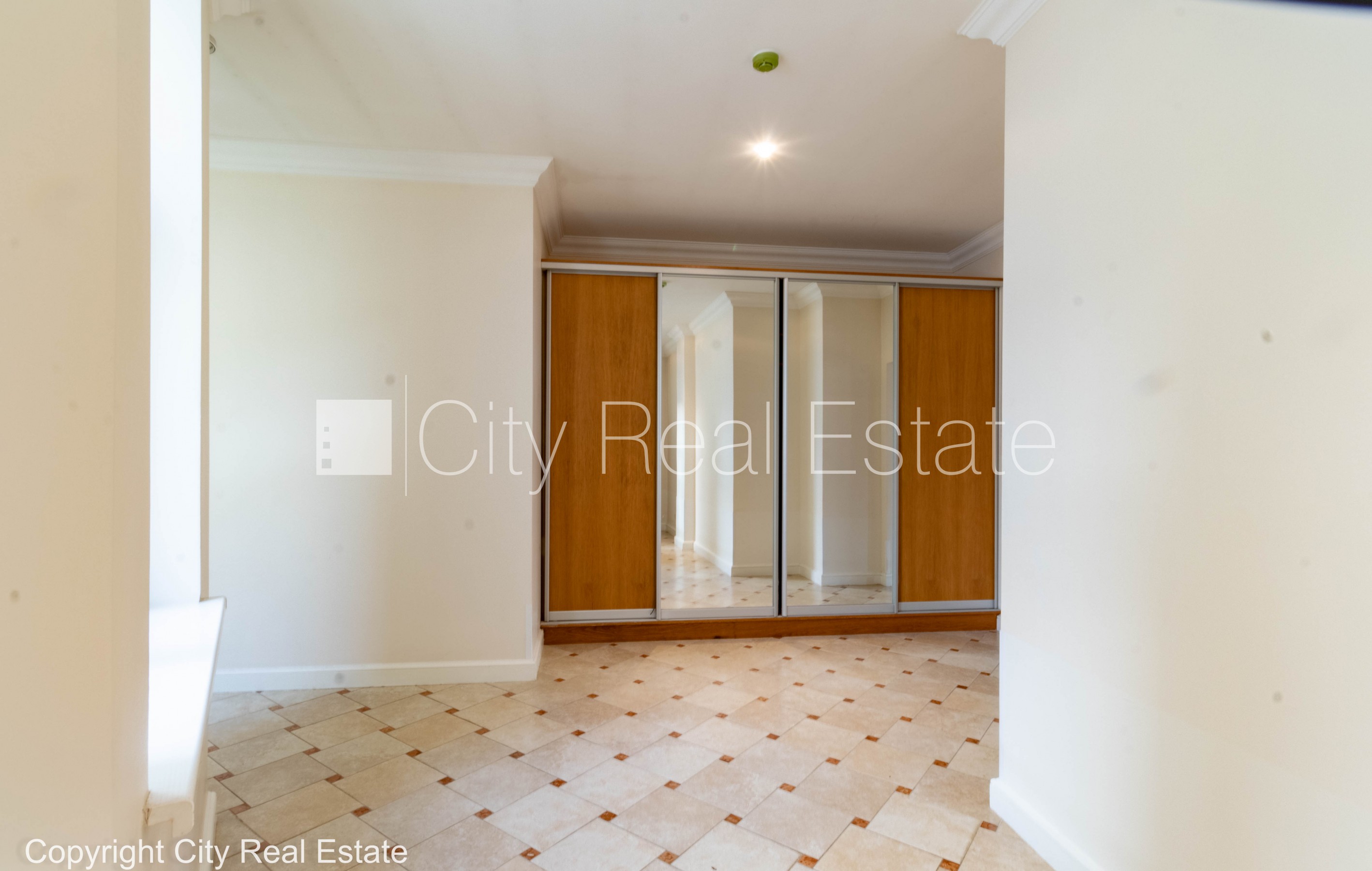 Sludinājumi. Fasādes māja, renovēta māja, vieta automašīnai, apsargāta autostāvvieta, apsargāts pagalms, ieeja Cena: 2000 EUR/mēn Foto #20