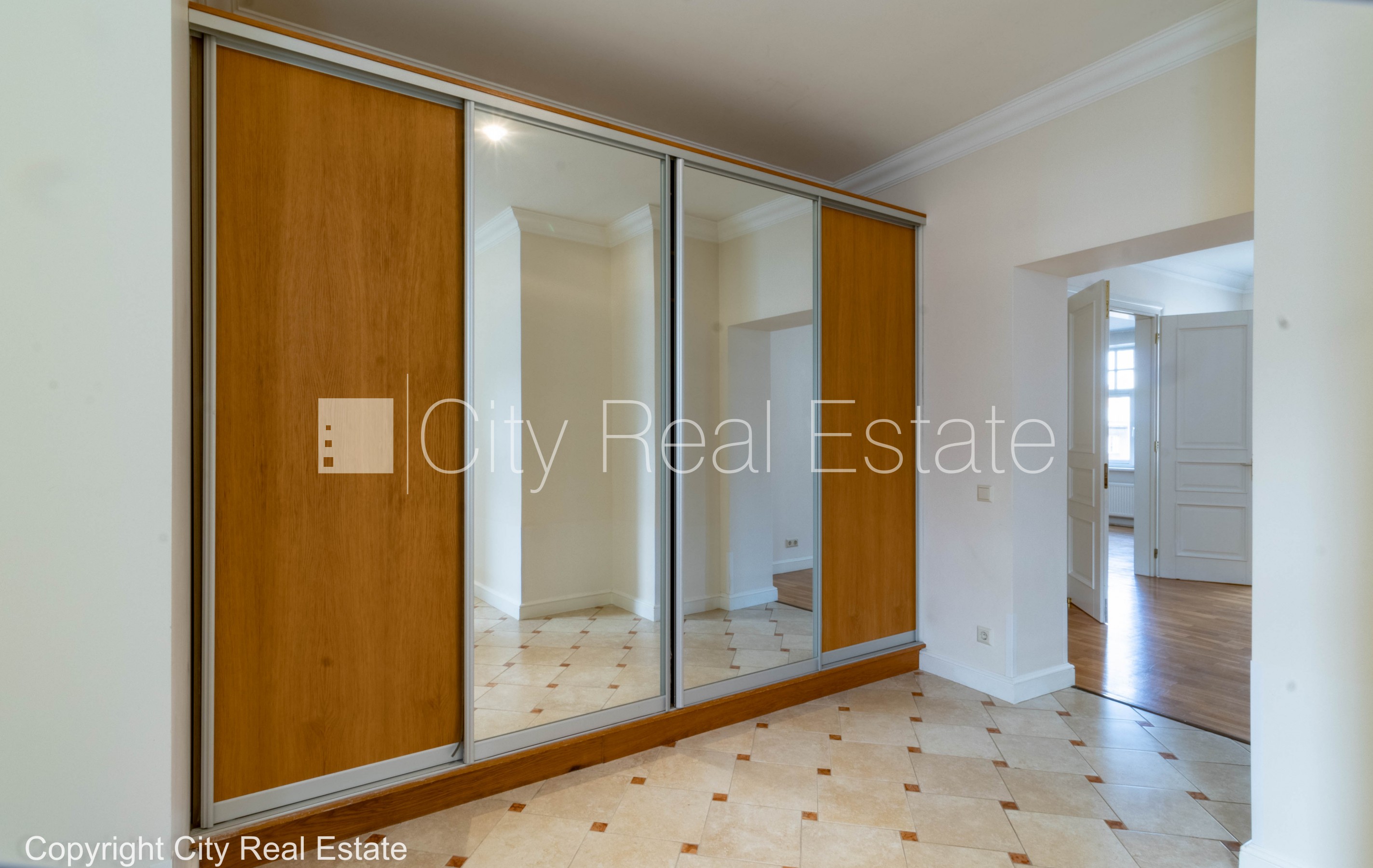 Sludinājumi. Fasādes māja, renovēta māja, vieta automašīnai, apsargāta autostāvvieta, apsargāts pagalms, ieeja Cena: 2000 EUR/mēn Foto #21