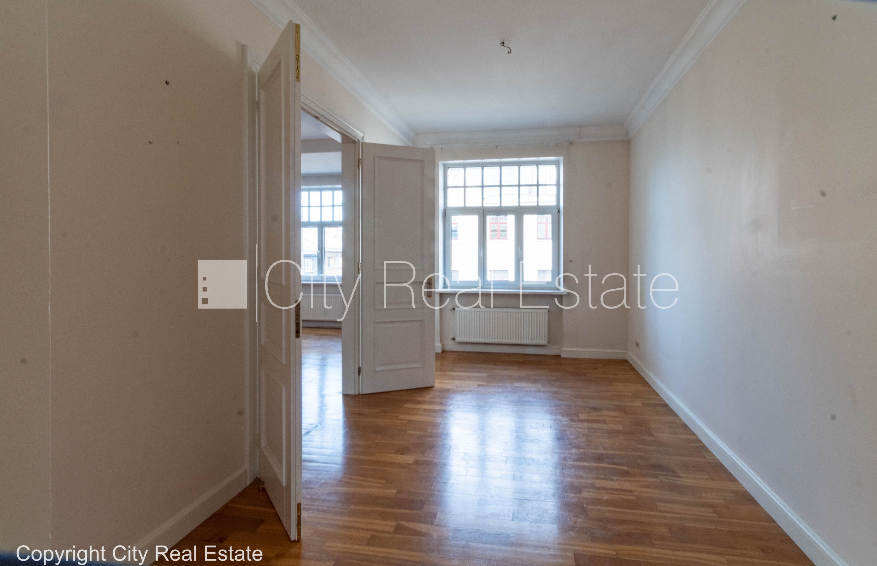 Sludinājumi. Fasādes māja, renovēta māja, vieta automašīnai, apsargāta autostāvvieta, apsargāts pagalms, ieeja Cena: 2000 EUR/mēn Foto #22