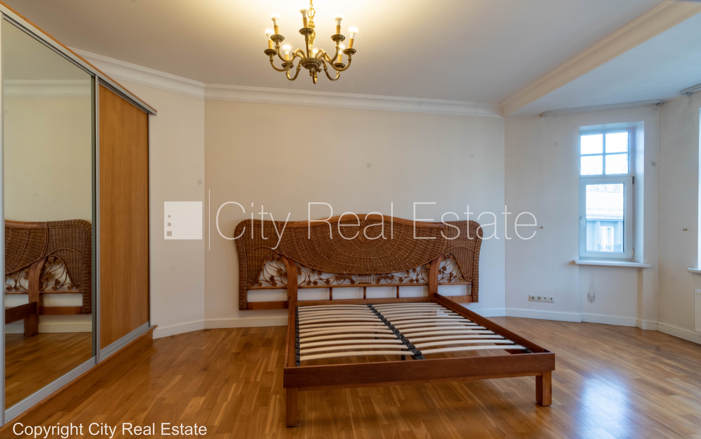 Sludinājumi. Fasādes māja, renovēta māja, vieta automašīnai, apsargāta autostāvvieta, apsargāts pagalms, ieeja Cena: 2000 EUR/mēn Foto #25