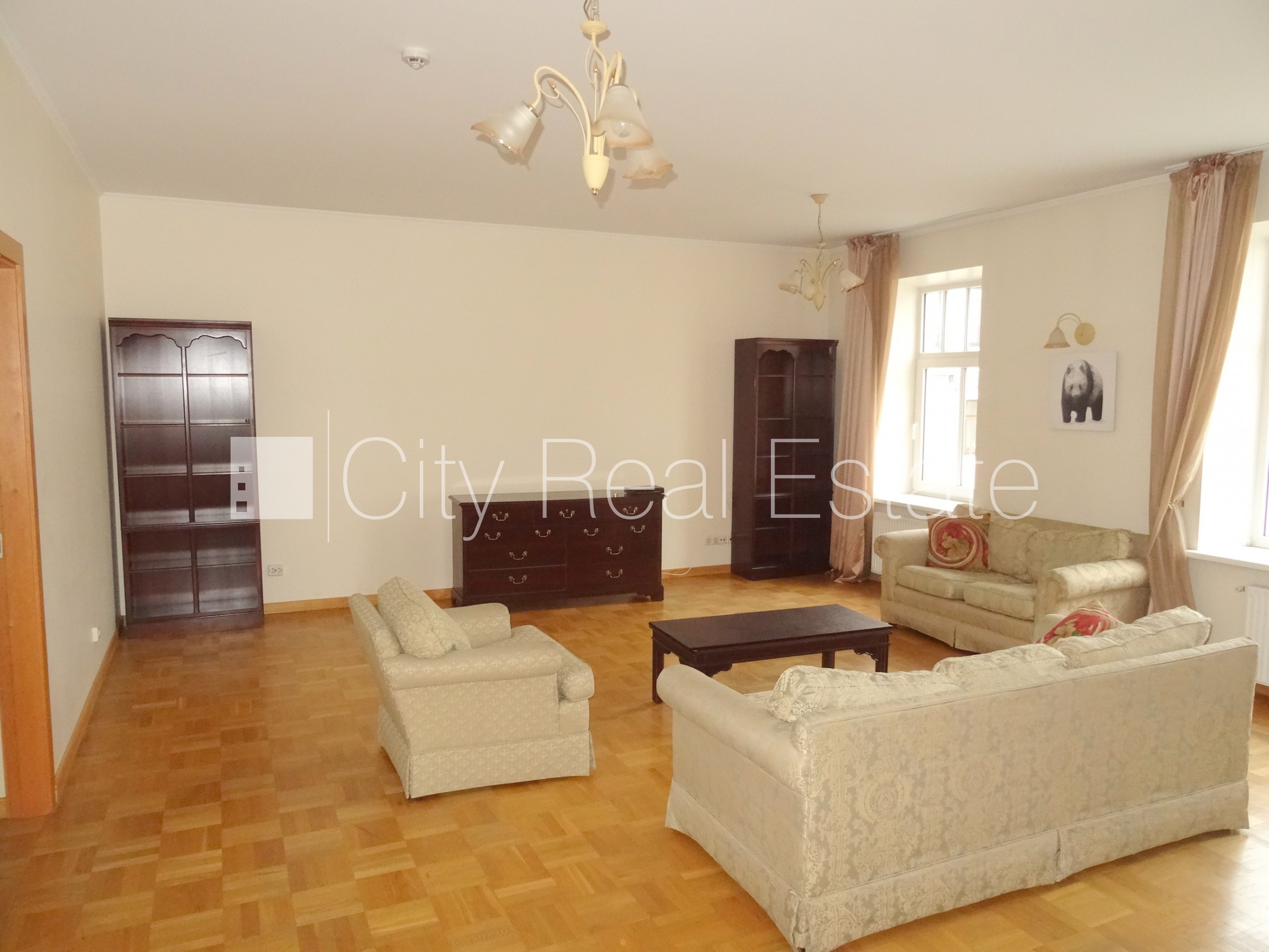 Sludinājumi. Fasādes māja, renovēta māja, slēgts pagalms, ieeja no ielas, ir lifts, kāpņu telpa pēc kosmētiskā Cena: 1065 EUR/mēn Foto #3