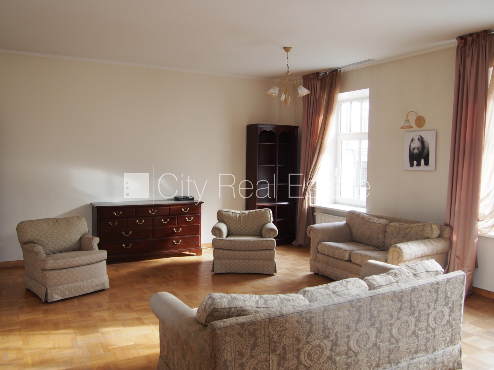 Sludinājumi. Fasādes māja, renovēta māja, slēgts pagalms, ieeja no ielas, ir lifts, kāpņu telpa pēc kosmētiskā Cena: 1065 EUR/mēn Foto #2