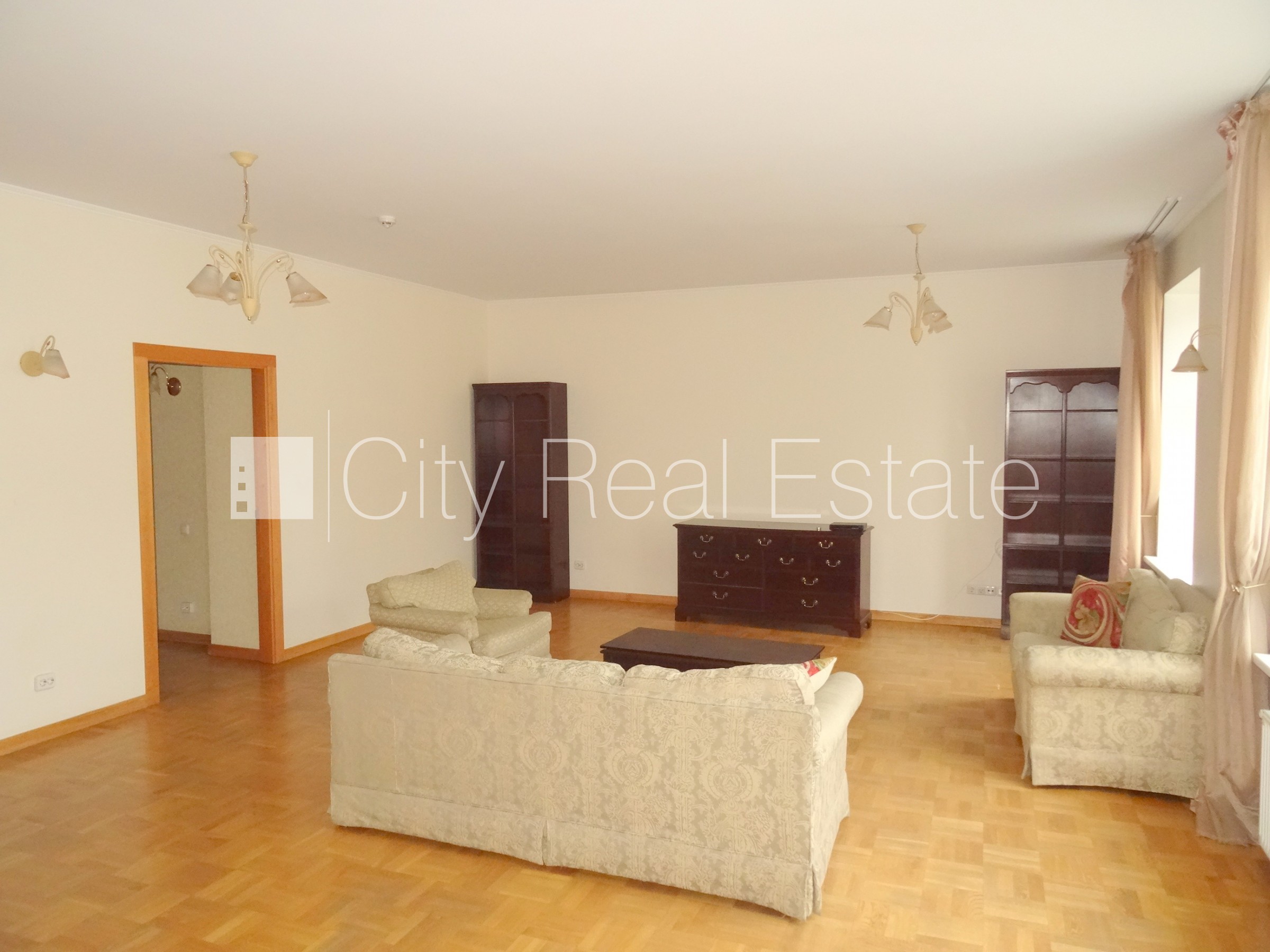 Sludinājumi. Fasādes māja, renovēta māja, slēgts pagalms, ieeja no ielas, ir lifts, kāpņu telpa pēc kosmētiskā Cena: 1065 EUR/mēn Foto #4