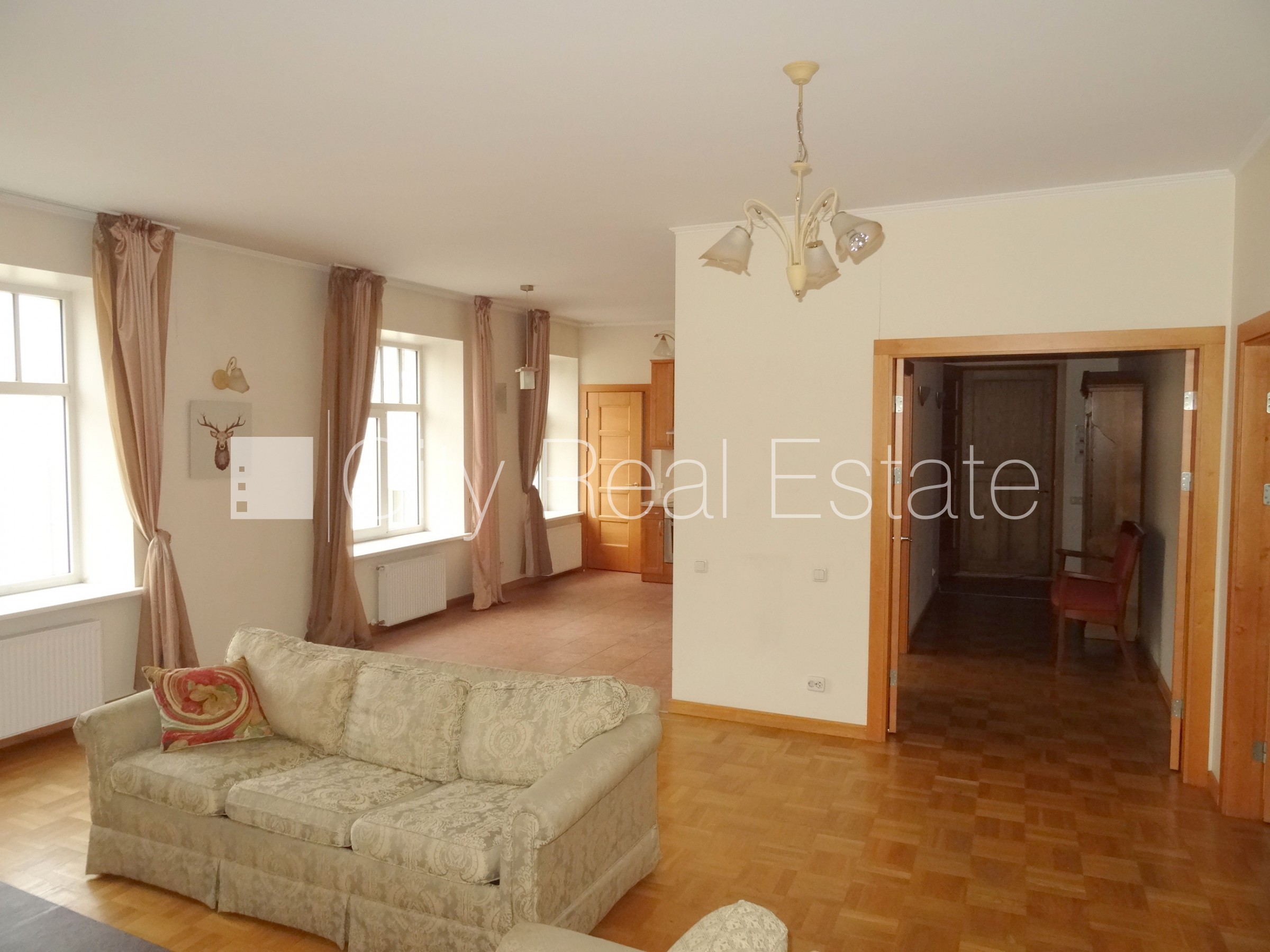 Sludinājumi. Fasādes māja, renovēta māja, slēgts pagalms, ieeja no ielas, ir lifts, kāpņu telpa pēc kosmētiskā Cena: 1065 EUR/mēn Foto #8