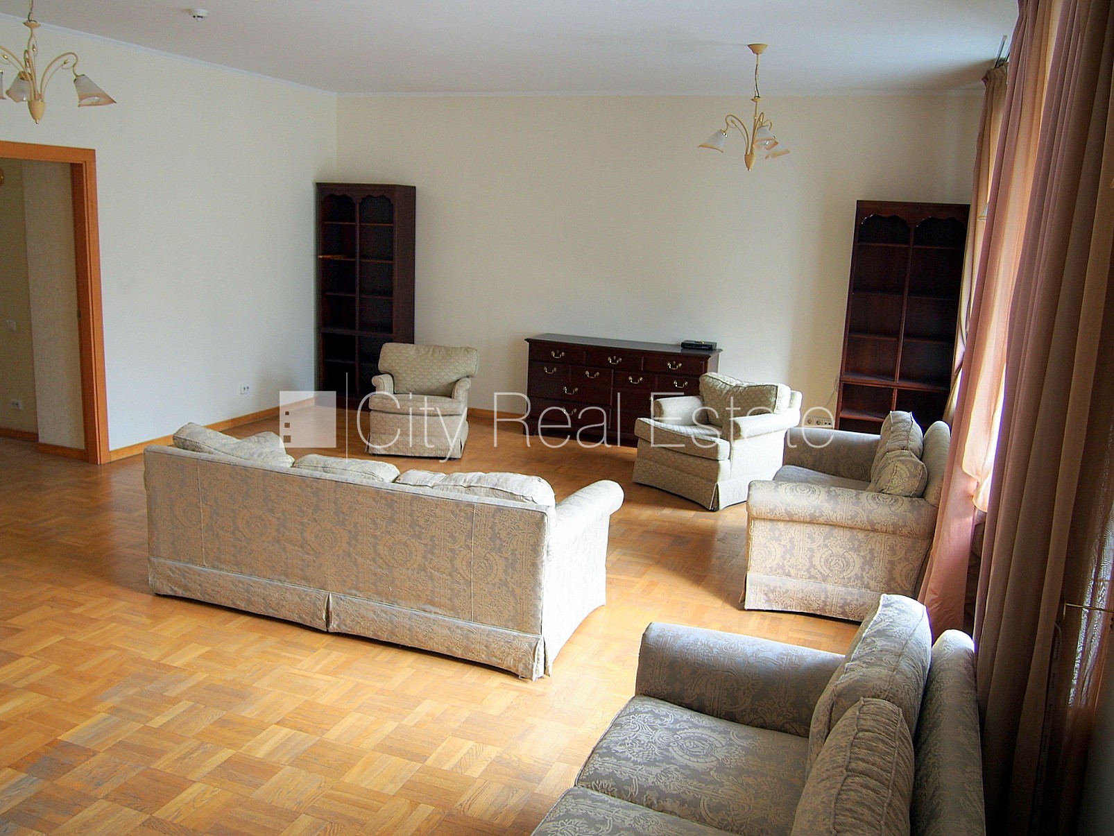 Sludinājumi. Fasādes māja, renovēta māja, slēgts pagalms, ieeja no ielas, ir lifts, kāpņu telpa pēc kosmētiskā Cena: 1065 EUR/mēn Foto #5