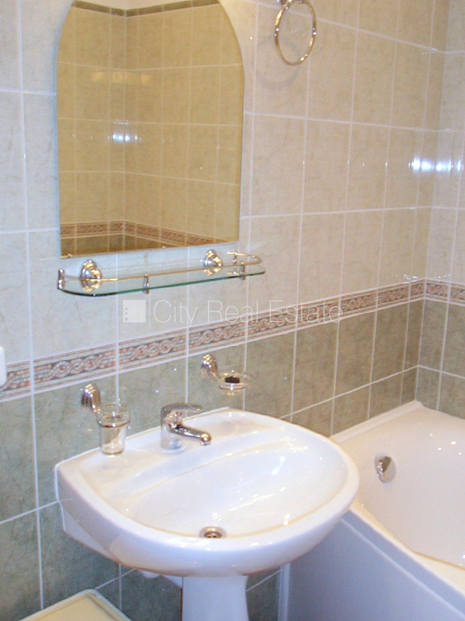 Sludinājumi. Fasādes māja, renovēta māja, slēgts pagalms, ieeja no ielas, ir lifts, kāpņu telpa pēc kosmētiskā Cena: 1065 EUR/mēn Foto #19