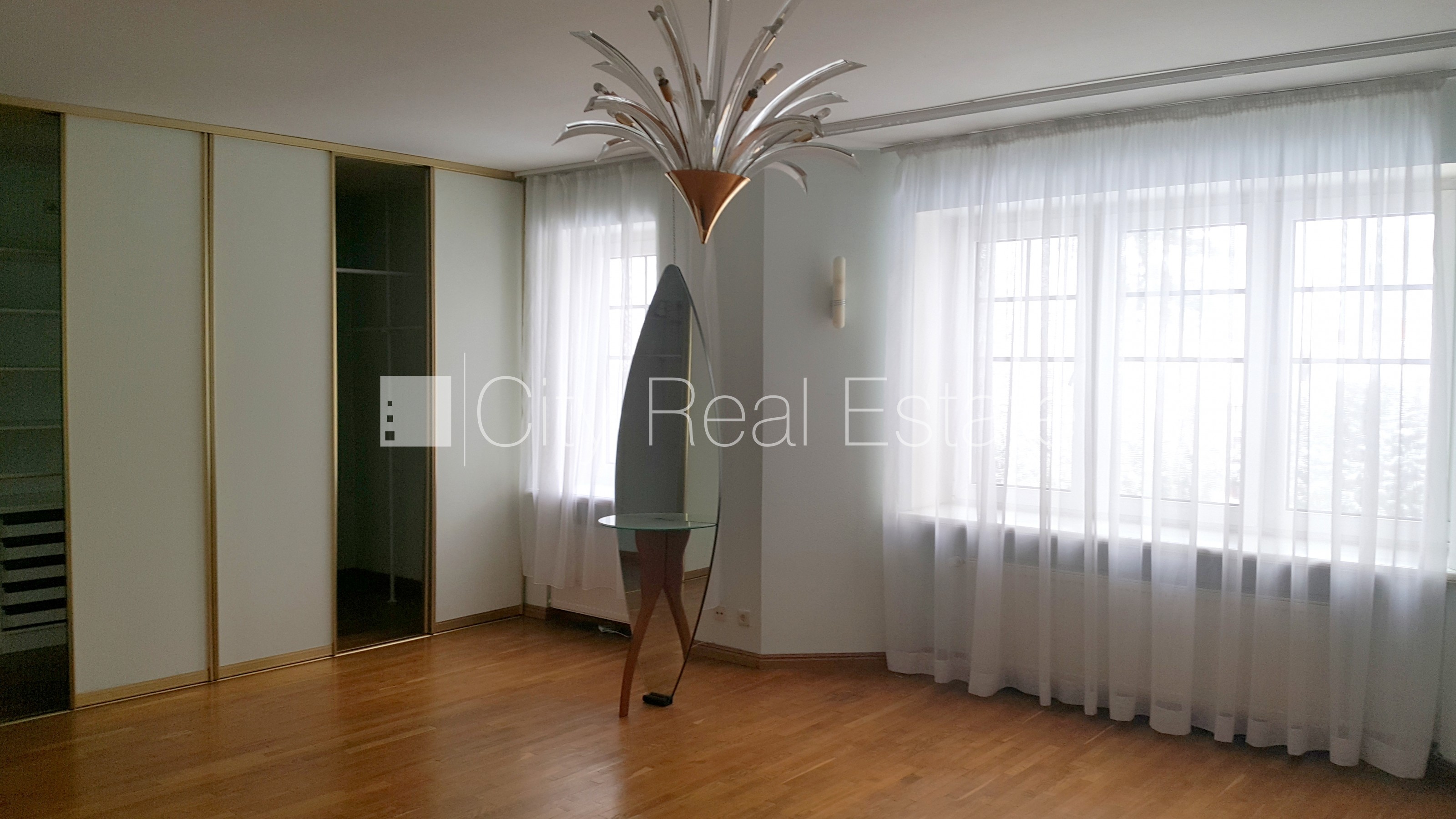 Sludinājumi. Privātmāja, jaunceltne, labiekārtota apzaļumota teritorija, bruģēts piebraucamais ceļš, teritorijas Cena: 2200 EUR/mēn Foto #24