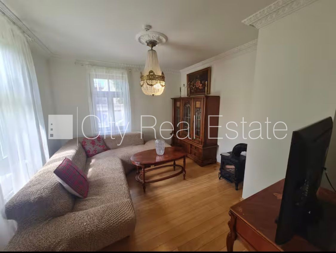 Sludinājumi. Labiekārtota apzaļumota teritorija, teritorijas iebrauktuves vārti aprīkoti ar automatizētu Cena: 3850 EUR/mēn Foto #2