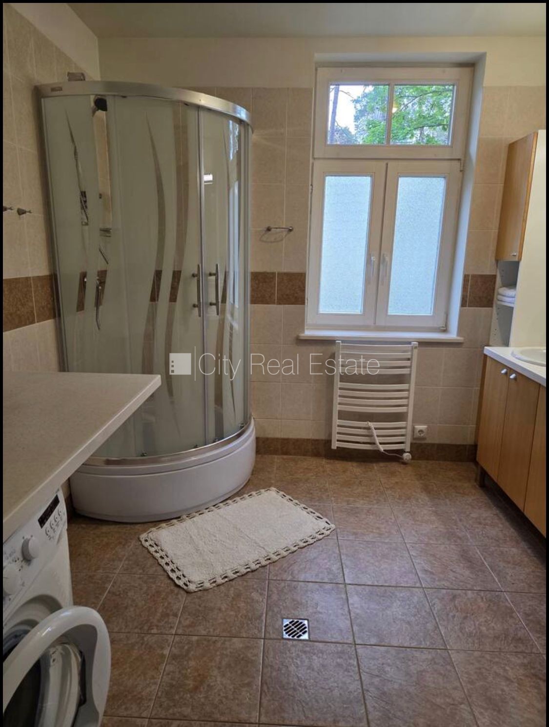 Sludinājumi. Labiekārtota apzaļumota teritorija, teritorijas iebrauktuves vārti aprīkoti ar automatizētu Cena: 3850 EUR/mēn Foto #11