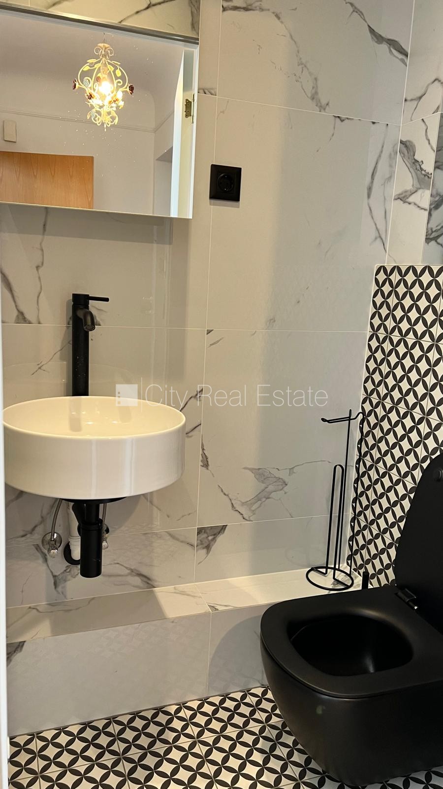 Sludinājumi. Fasādes māja, renovēta māja, slēgts pagalms, ieeja no ielas un pagalma, kāpņu telpa pēc kapitālā Cena: 800 EUR/mēn Foto #12