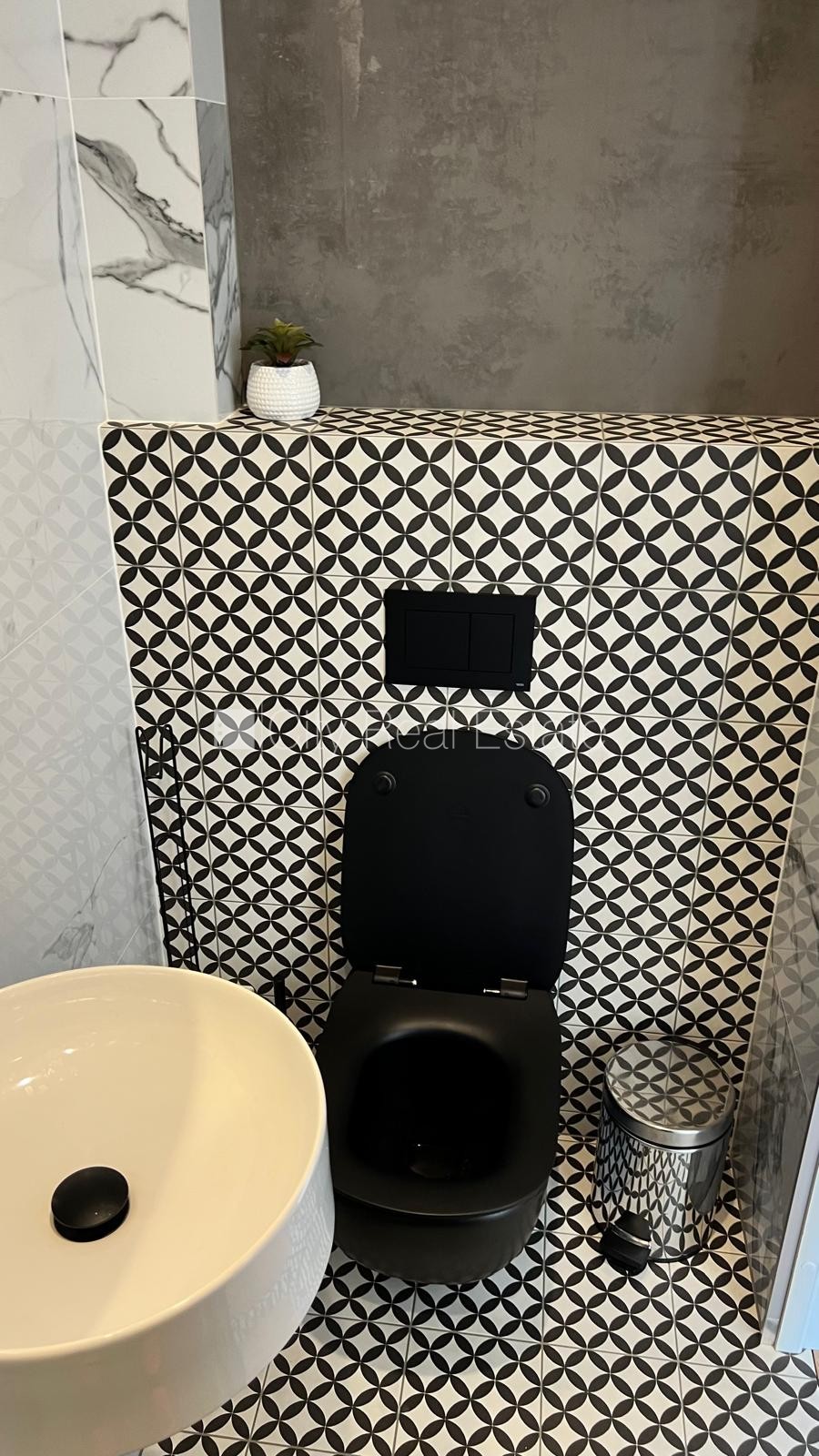 Sludinājumi. Fasādes māja, renovēta māja, slēgts pagalms, ieeja no ielas un pagalma, kāpņu telpa pēc kapitālā Cena: 800 EUR/mēn Foto #14