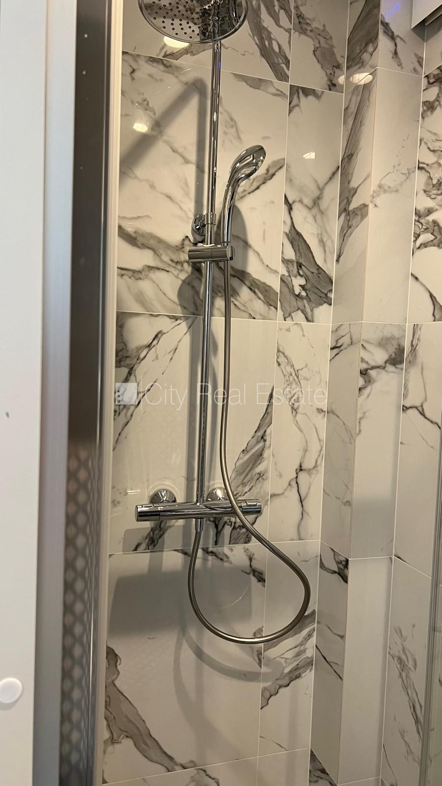 Sludinājumi. Fasādes māja, renovēta māja, slēgts pagalms, ieeja no ielas un pagalma, kāpņu telpa pēc kapitālā Cena: 800 EUR/mēn Foto #13