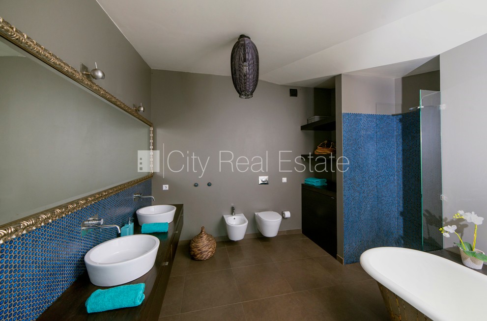 Sludinājumi. Fasādes māja, mansards, kāpņu telpa pēc kapitālā remonta, franču balkons, jumta terase, istabas Cena: 370000 EUR Foto #18