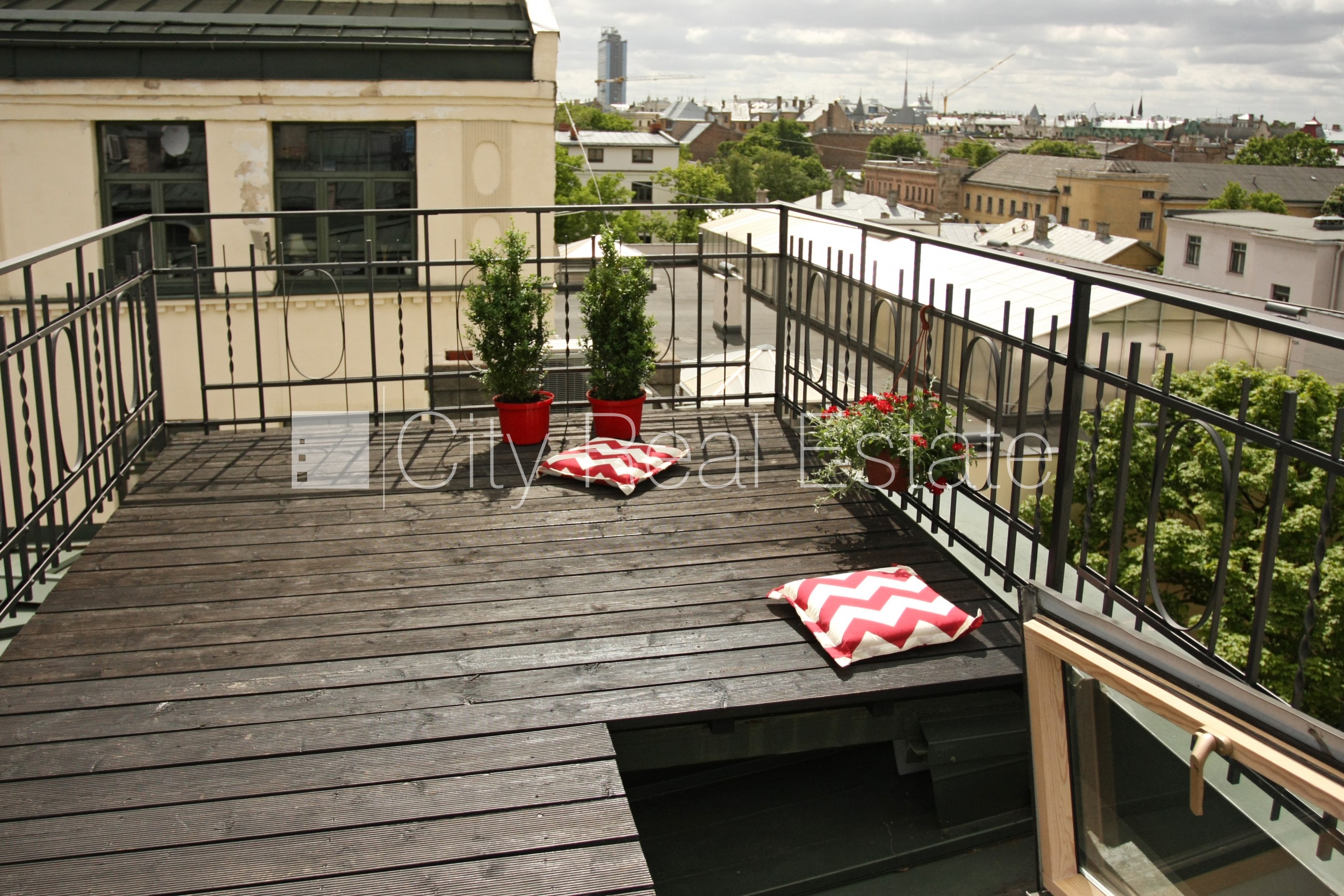 Sludinājumi. Fasādes māja, mansards, kāpņu telpa pēc kapitālā remonta, franču balkons, jumta terase, istabas Cena: 370000 EUR Foto #25