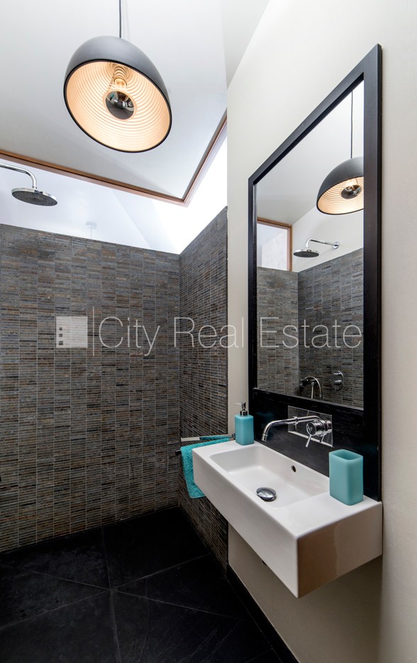 Sludinājumi. Fasādes māja, mansards, kāpņu telpa pēc kapitālā remonta, franču balkons, jumta terase, istabas Cena: 370000 EUR Foto #22