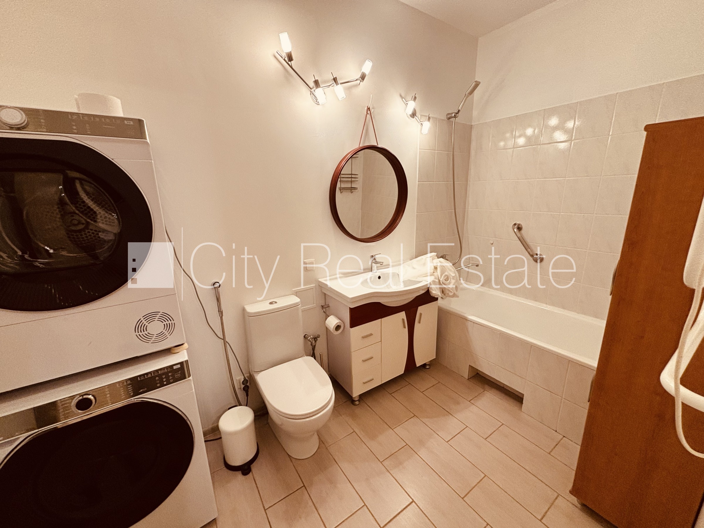 Sludinājumi. Fasādes māja, renovēta māja, teritorijas iebrauktuves vārti aprīkoti ar automatizētu atvēršanās un Cena: 1200 EUR/mēn Foto #11