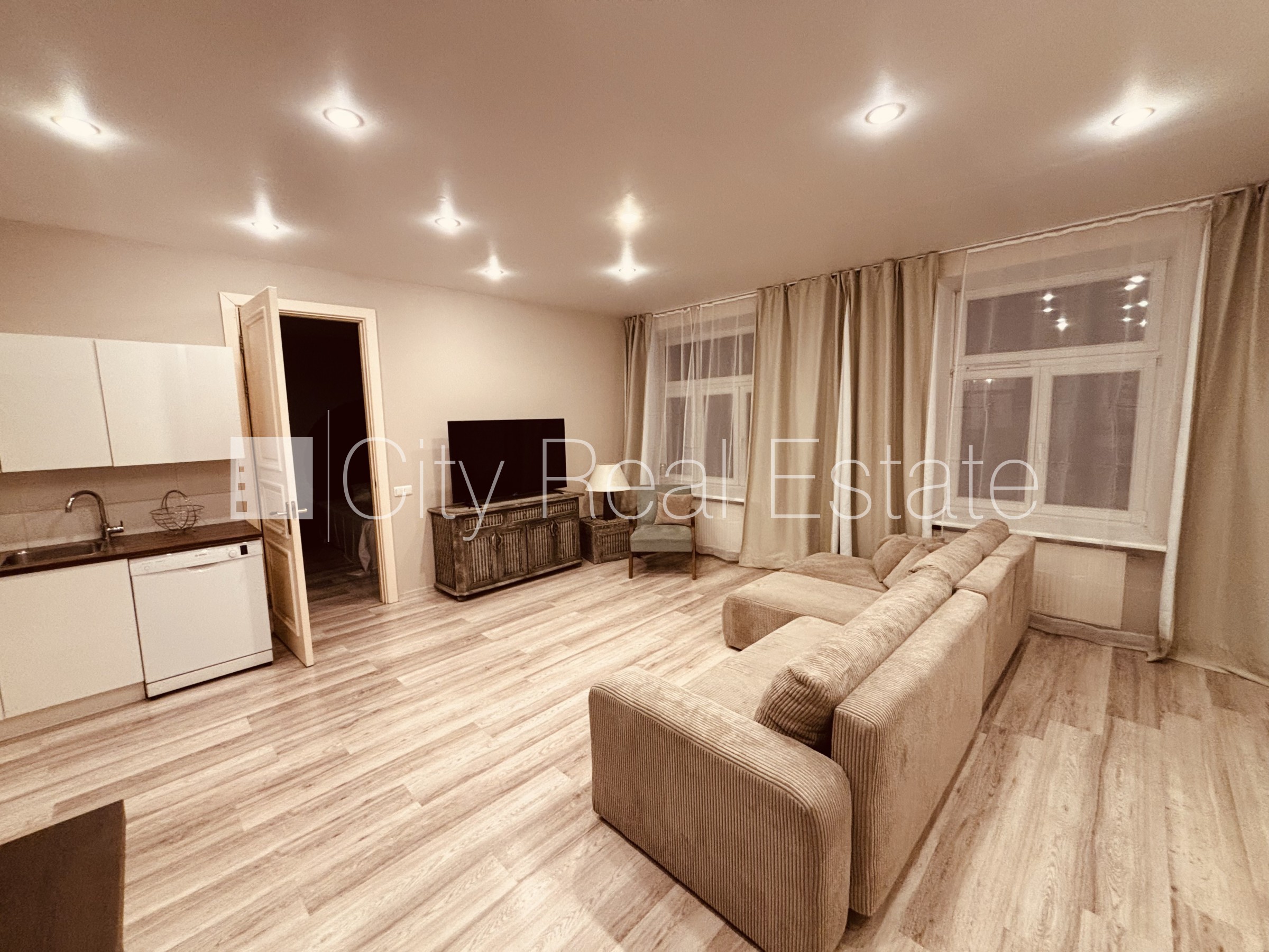 Sludinājumi. Fasādes māja, renovēta māja, teritorijas iebrauktuves vārti aprīkoti ar automatizētu atvēršanās un Cena: 1200 EUR/mēn Foto #1