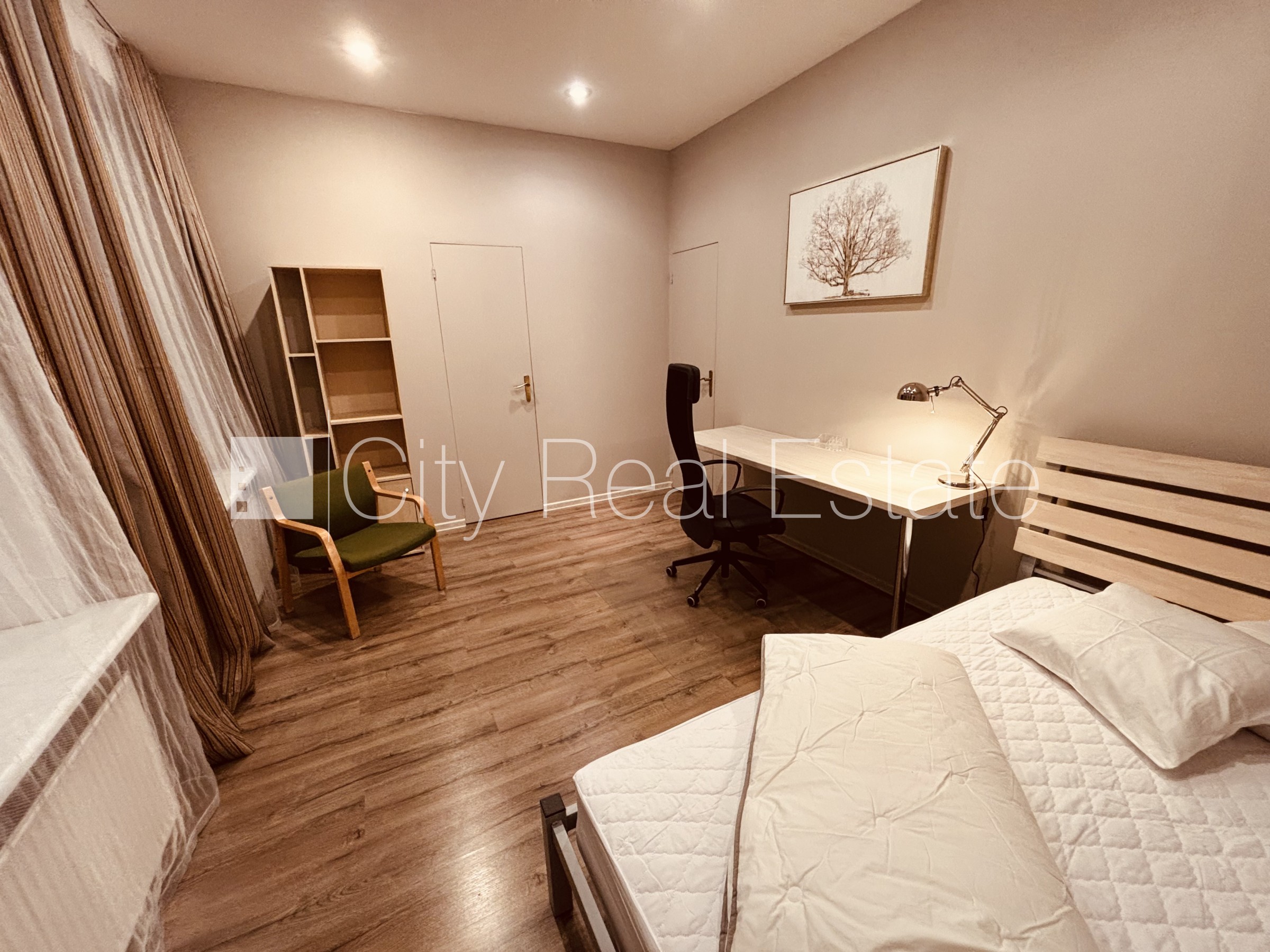 Sludinājumi. Fasādes māja, renovēta māja, teritorijas iebrauktuves vārti aprīkoti ar automatizētu atvēršanās un Cena: 1200 EUR/mēn Foto #5