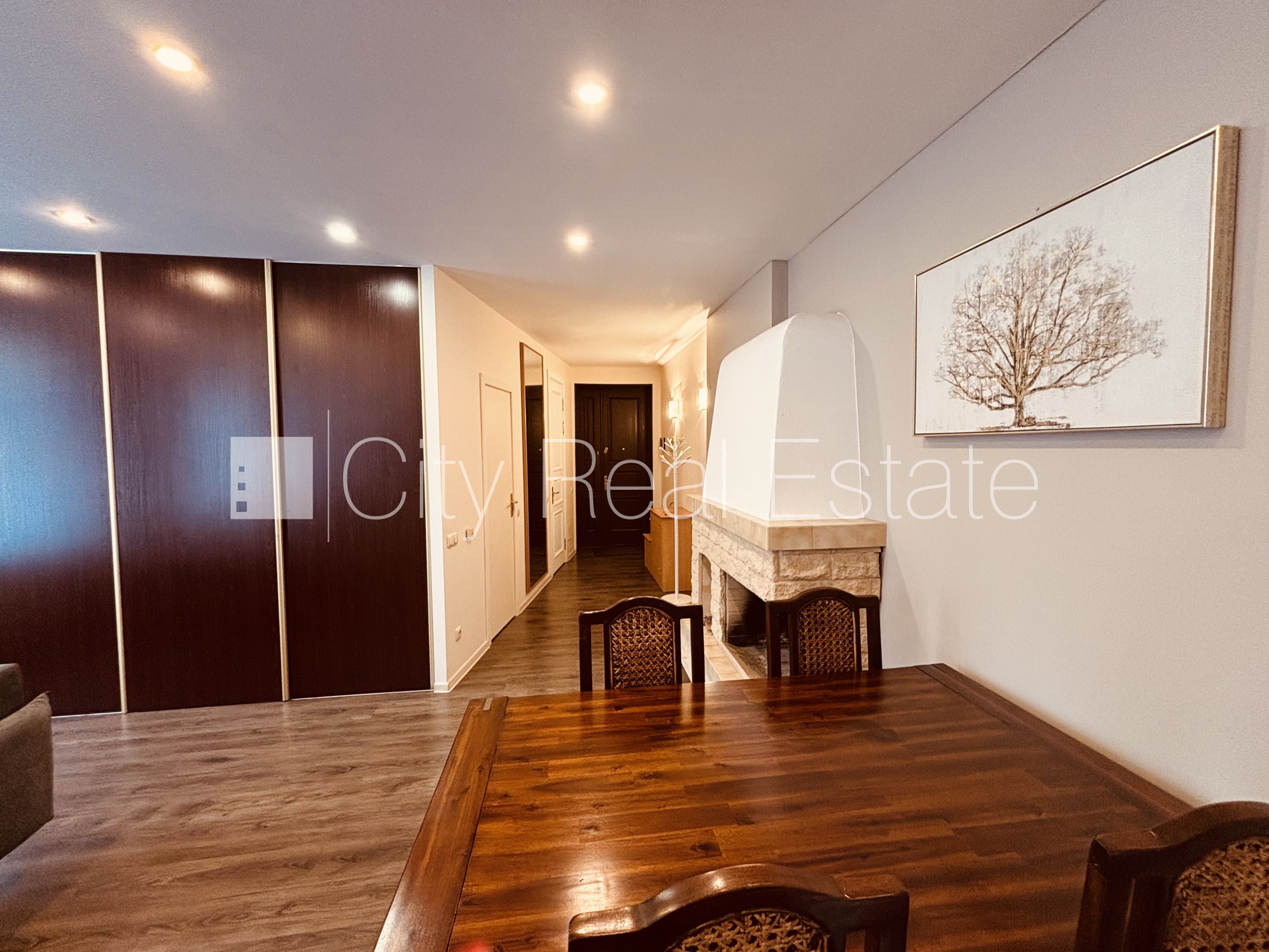 Sludinājumi. Fasādes māja, renovēta māja, teritorijas iebrauktuves vārti aprīkoti ar automatizētu atvēršanās un Cena: 1200 EUR/mēn Foto #3