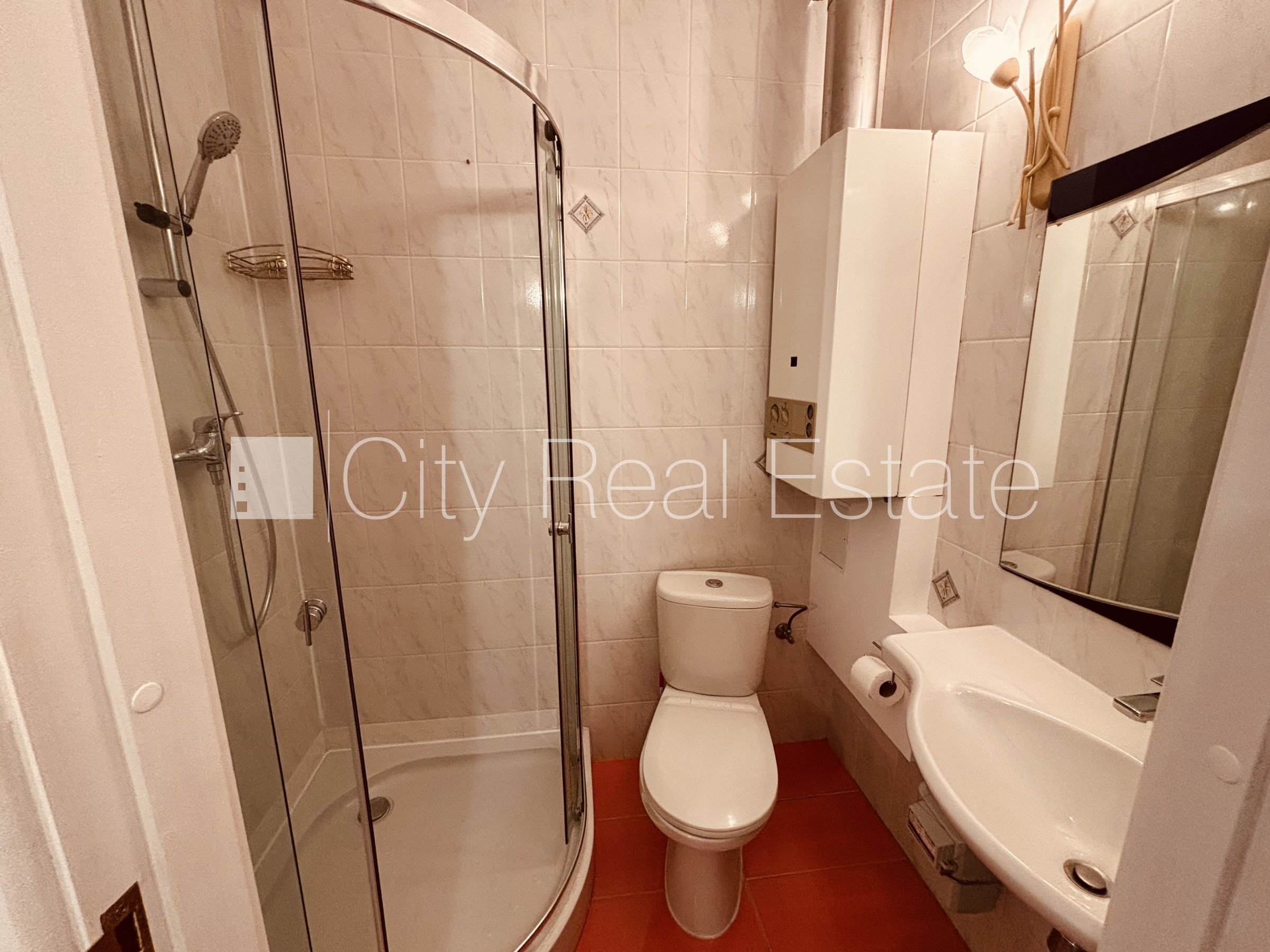 Sludinājumi. Fasādes māja, renovēta māja, teritorijas iebrauktuves vārti aprīkoti ar automatizētu atvēršanās un Cena: 1200 EUR/mēn Foto #10