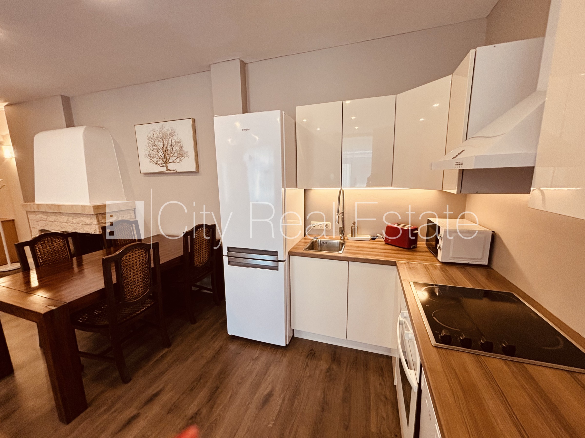 Sludinājumi. Fasādes māja, renovēta māja, teritorijas iebrauktuves vārti aprīkoti ar automatizētu atvēršanās un Cena: 1200 EUR/mēn Foto #2