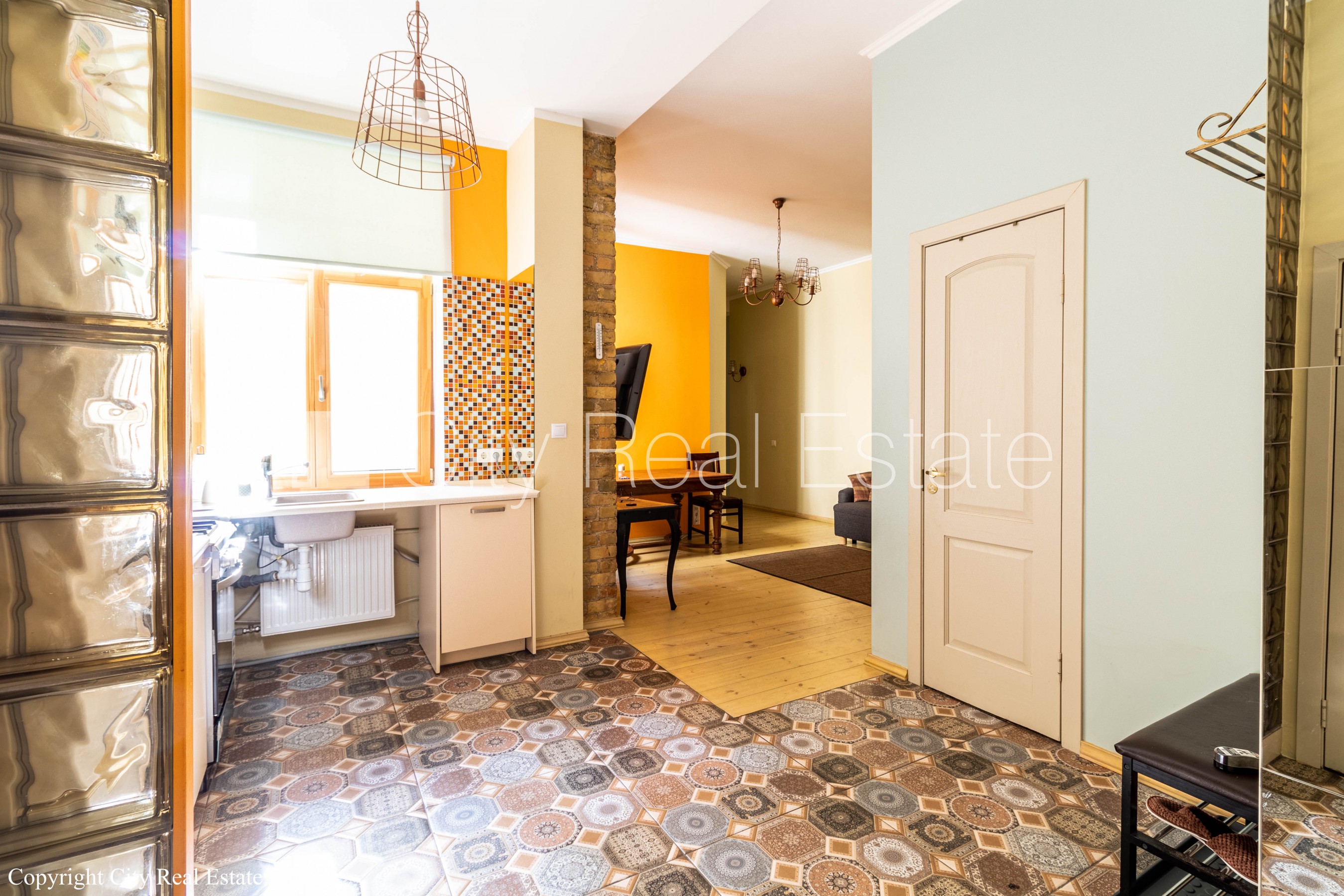 Sludinājumi. Pagalma ēka, renovēta māja, labiekārtots apzaļumots pagalms, slēgts pagalms, iežogota teritorija ar Cena: 1200 EUR/mēn Foto #4