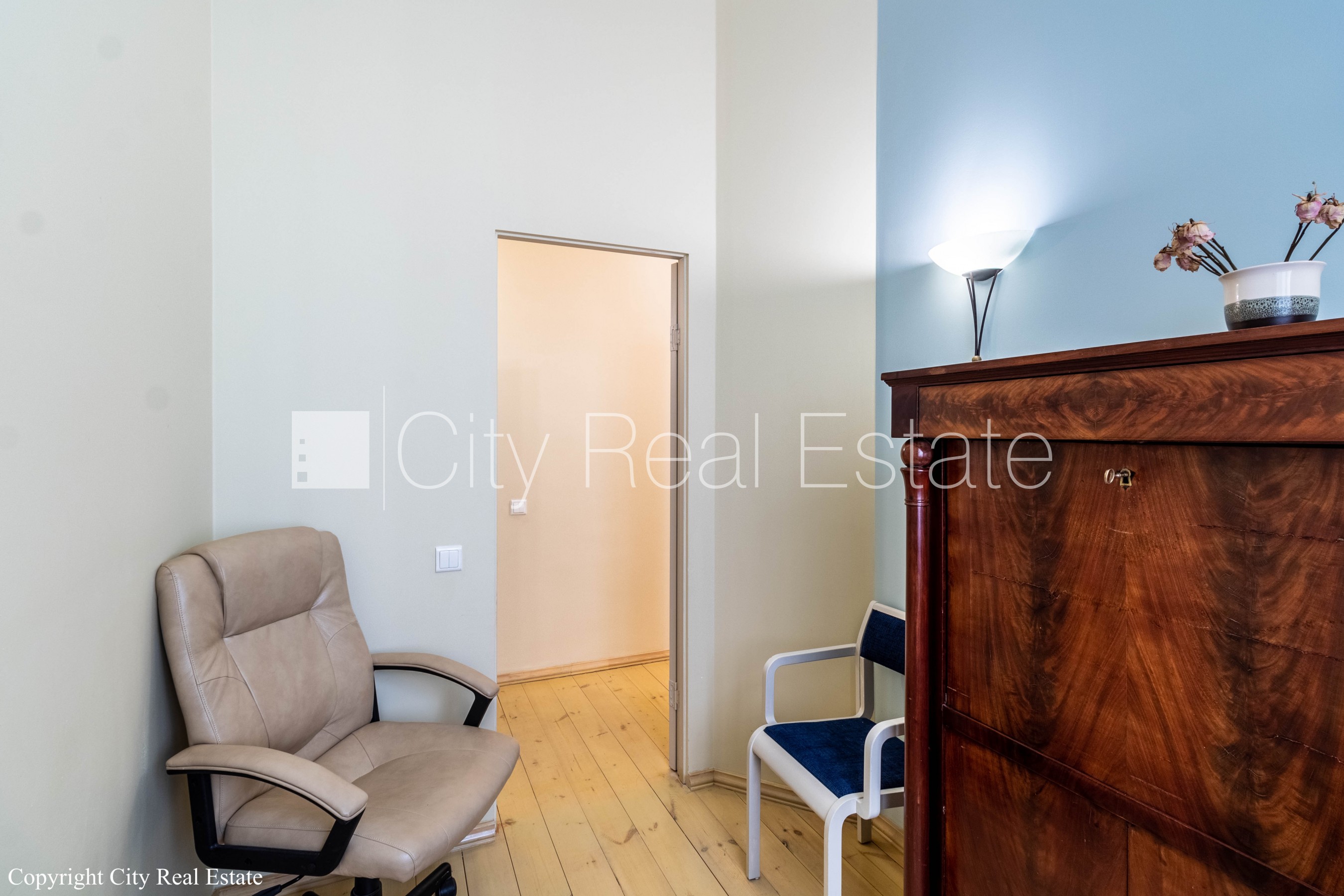 Sludinājumi. Pagalma ēka, renovēta māja, labiekārtots apzaļumots pagalms, slēgts pagalms, iežogota teritorija ar Cena: 1200 EUR/mēn Foto #13