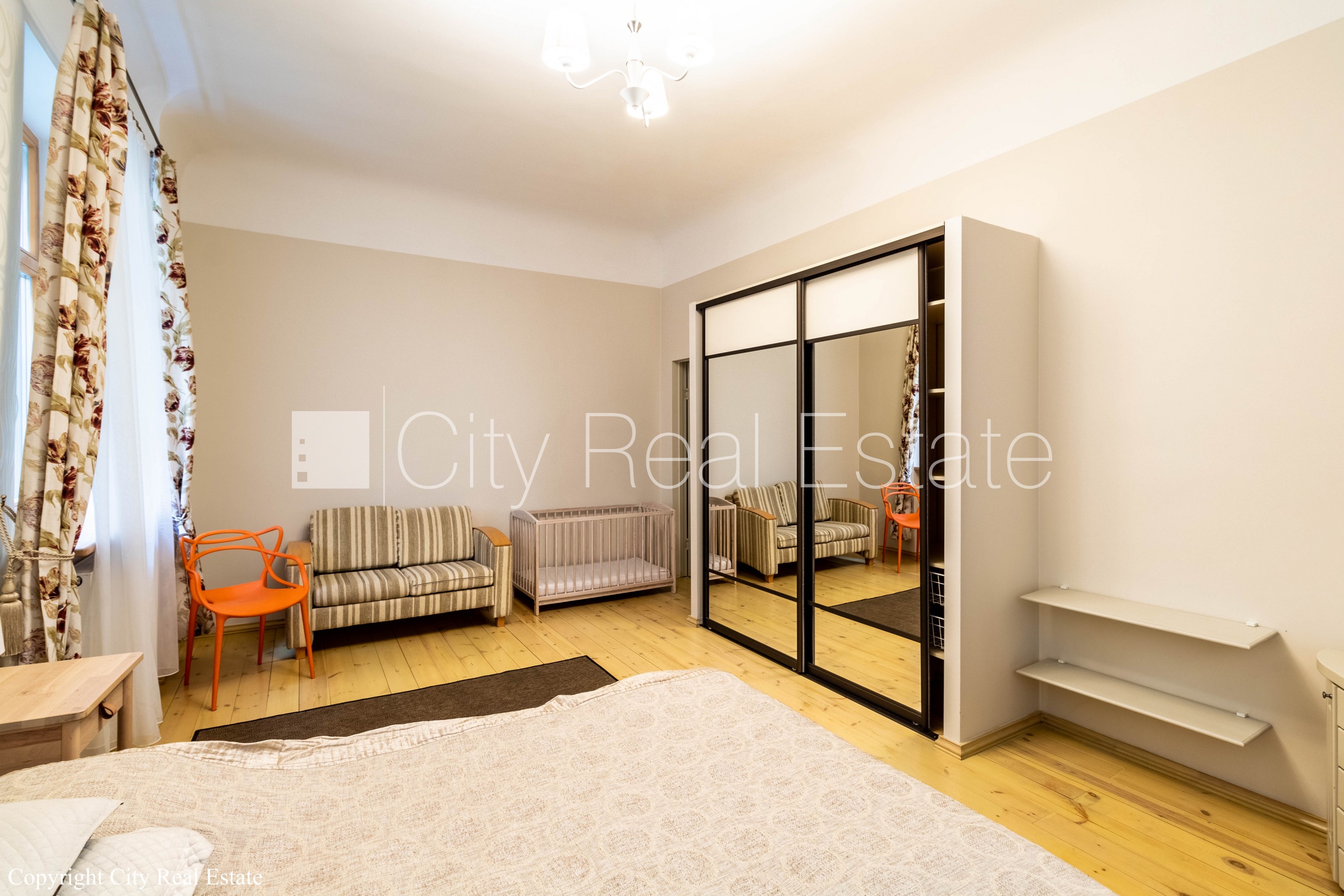 Sludinājumi. Pagalma ēka, renovēta māja, labiekārtots apzaļumots pagalms, slēgts pagalms, iežogota teritorija ar Cena: 1200 EUR/mēn Foto #7